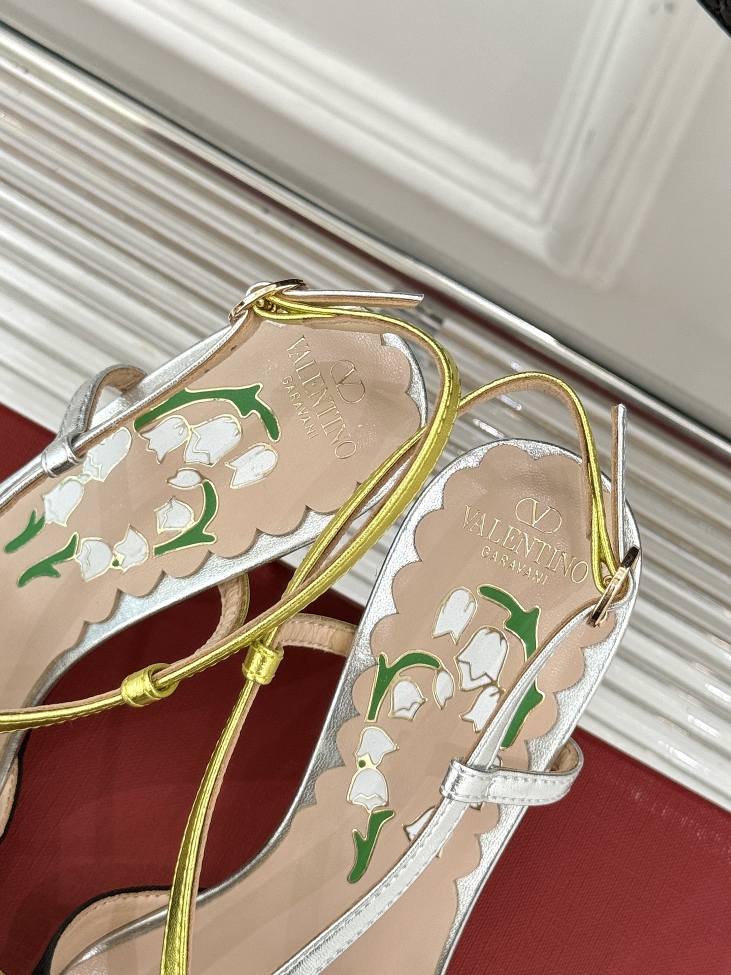 
Valentino/华伦天奴25ss春夏
新品蝴蝶结高跟凉鞋
高辨识度的个人风格靠拢
立体镂空蝴蝶结装