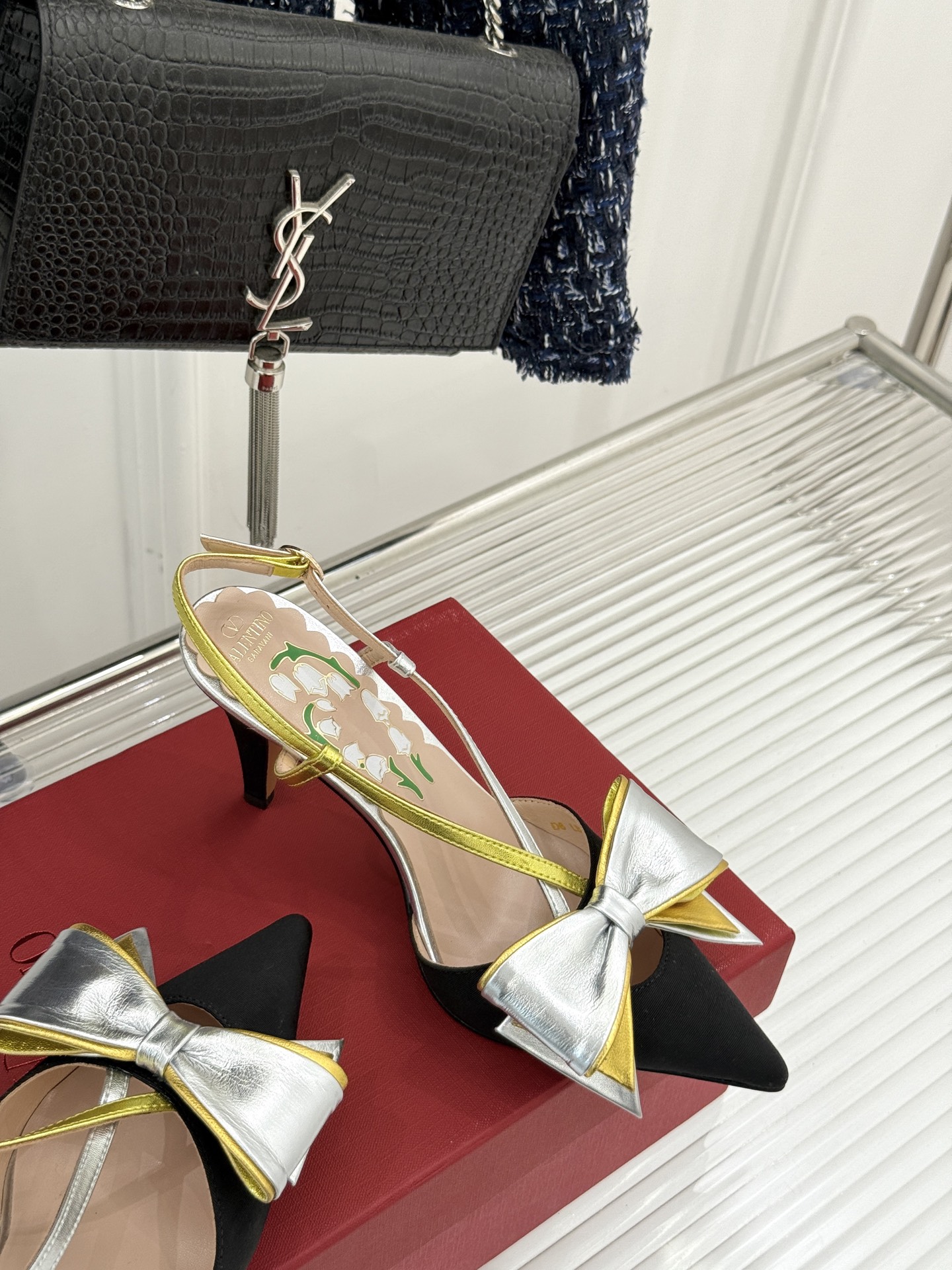 
Valentino/华伦天奴25ss春夏
新品蝴蝶结高跟凉鞋
高辨识度的个人风格靠拢
立体镂空蝴蝶结装