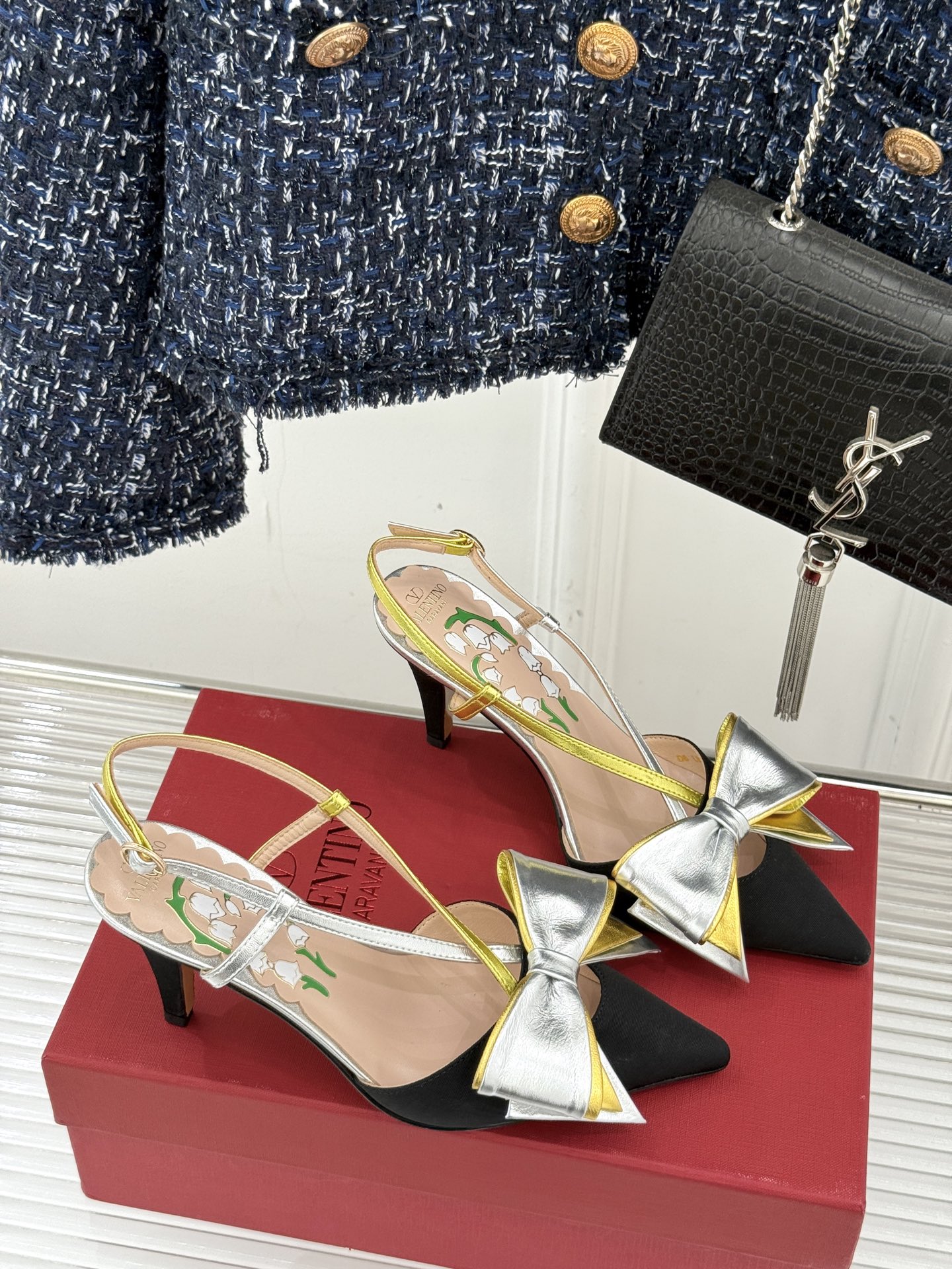 
Valentino/华伦天奴25ss春夏
新品蝴蝶结高跟凉鞋
高辨识度的个人风格靠拢
立体镂空蝴蝶结装