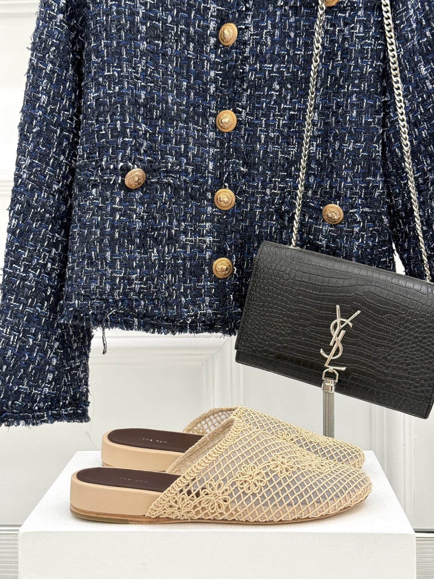 NO:392709,The row's classic spring and summer mesh semi-drag, minimalist design style, super slim and comfortable to wear, and everyday matches skirts and pants, all look invincible!  The upper is made of imported mesh, inner foot pad mixed-bred sheepskin imported from Italy Size35-39 (customized by 40/41), semi-trail, skirts, cowhide, sheepskin19860909The row经典春夏网面半拖 极简主义的设计风格 上脚超级显瘦又舒适 日常随心搭配裙子 裤子 都无敌好看！ 鞋面采用进口网纱 内里垫脚混种羊皮 意大利进口牛皮大底 Size35-39（40/41定制）,半拖,skirts,cowhide,sheepskin,Women's Shoes