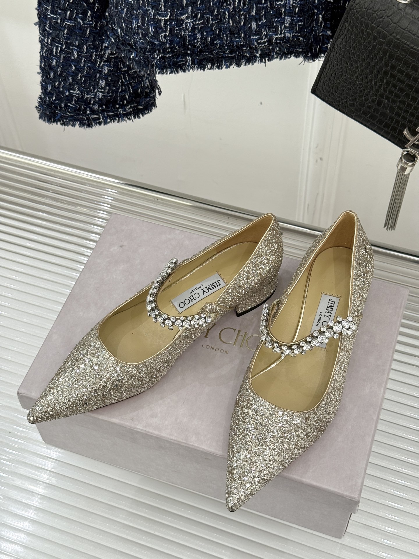 Jimmy Choo|周仰杰经典一字钻带玛丽珍鞋🔥
你衣柜里裙子最好的伴侣,相信我就佩服JC家的高