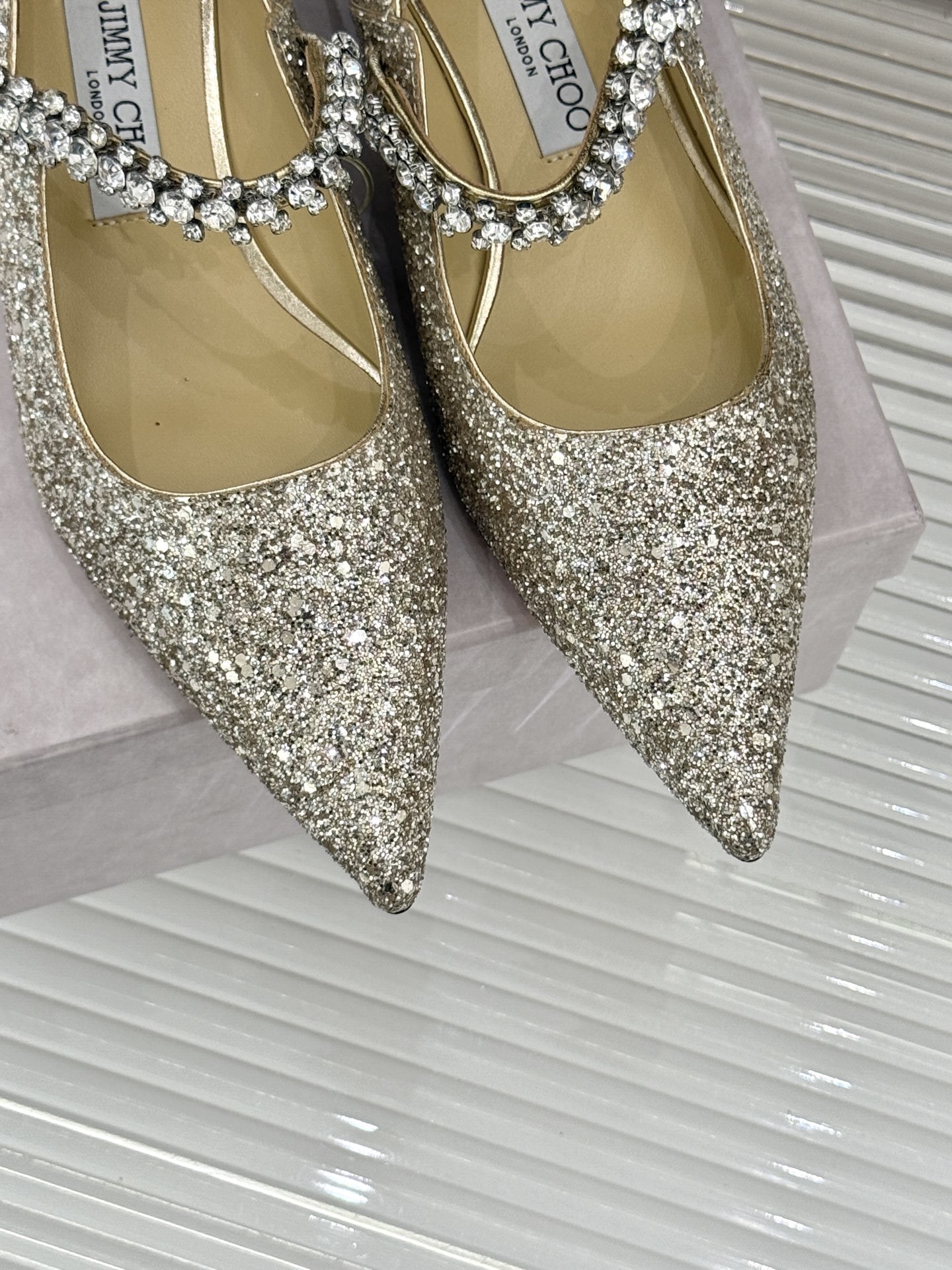 Jimmy Choo|周仰杰经典一字钻带玛丽珍鞋🔥
你衣柜里裙子最好的伴侣,相信我就佩服JC家的高