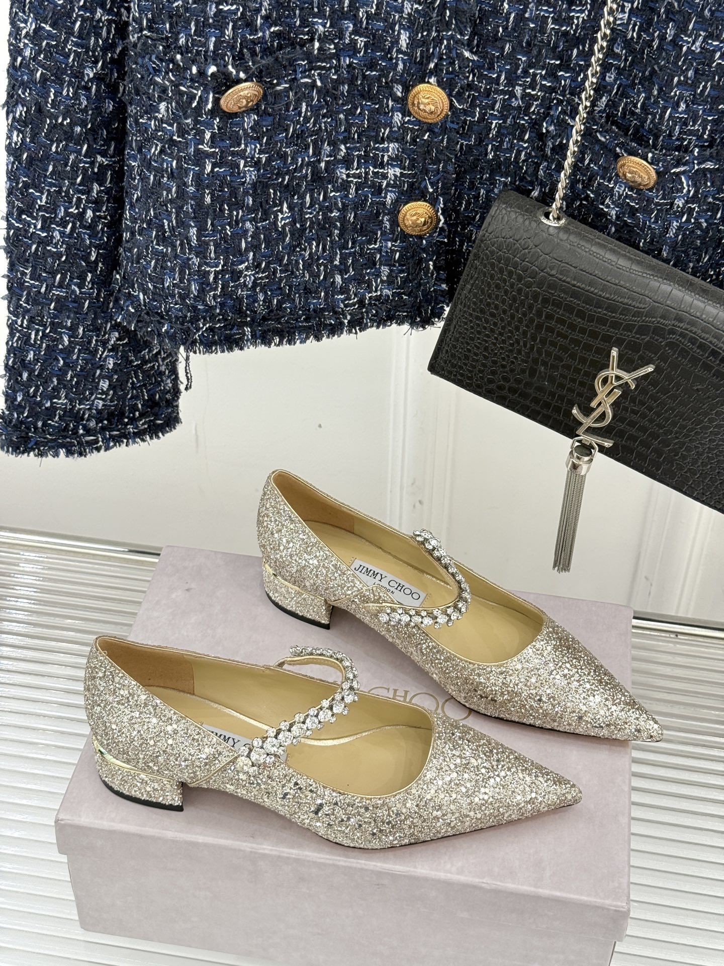 Jimmy Choo|周仰杰经典一字钻带玛丽珍鞋🔥
你衣柜里裙子最好的伴侣,相信我就佩服JC家的高