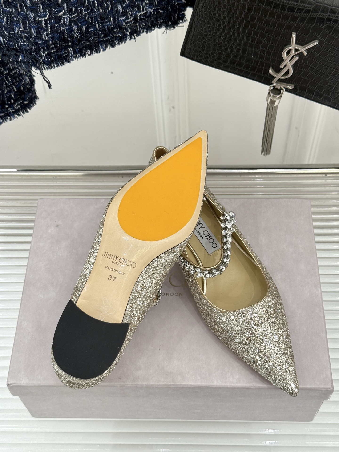 Jimmy Choo|周仰杰经典一字钻带玛丽珍鞋🔥
你衣柜里裙子最好的伴侣,相信我就佩服JC家的高