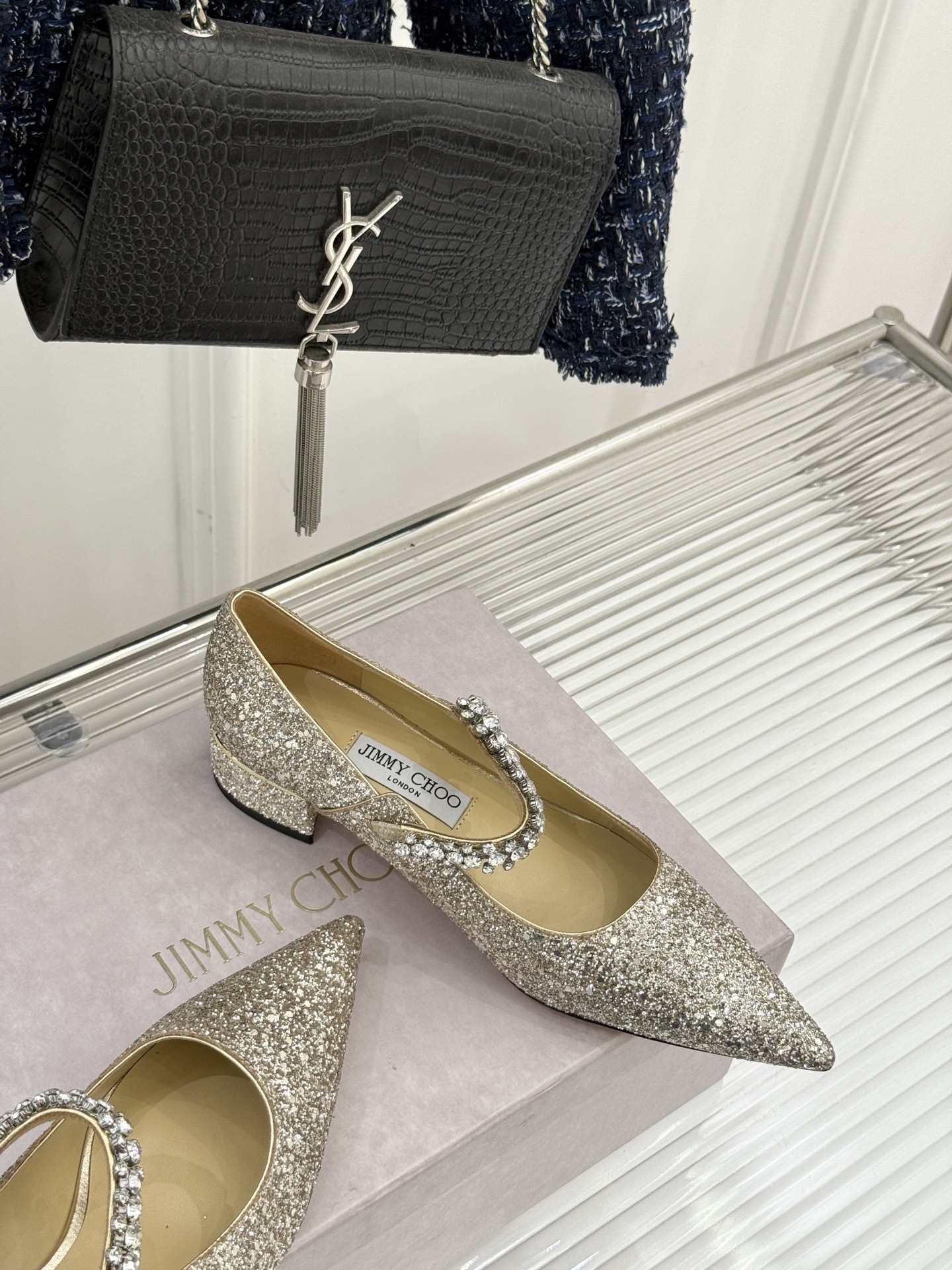 Jimmy Choo|周仰杰经典一字钻带玛丽珍鞋🔥
你衣柜里裙子最好的伴侣,相信我就佩服JC家的高
