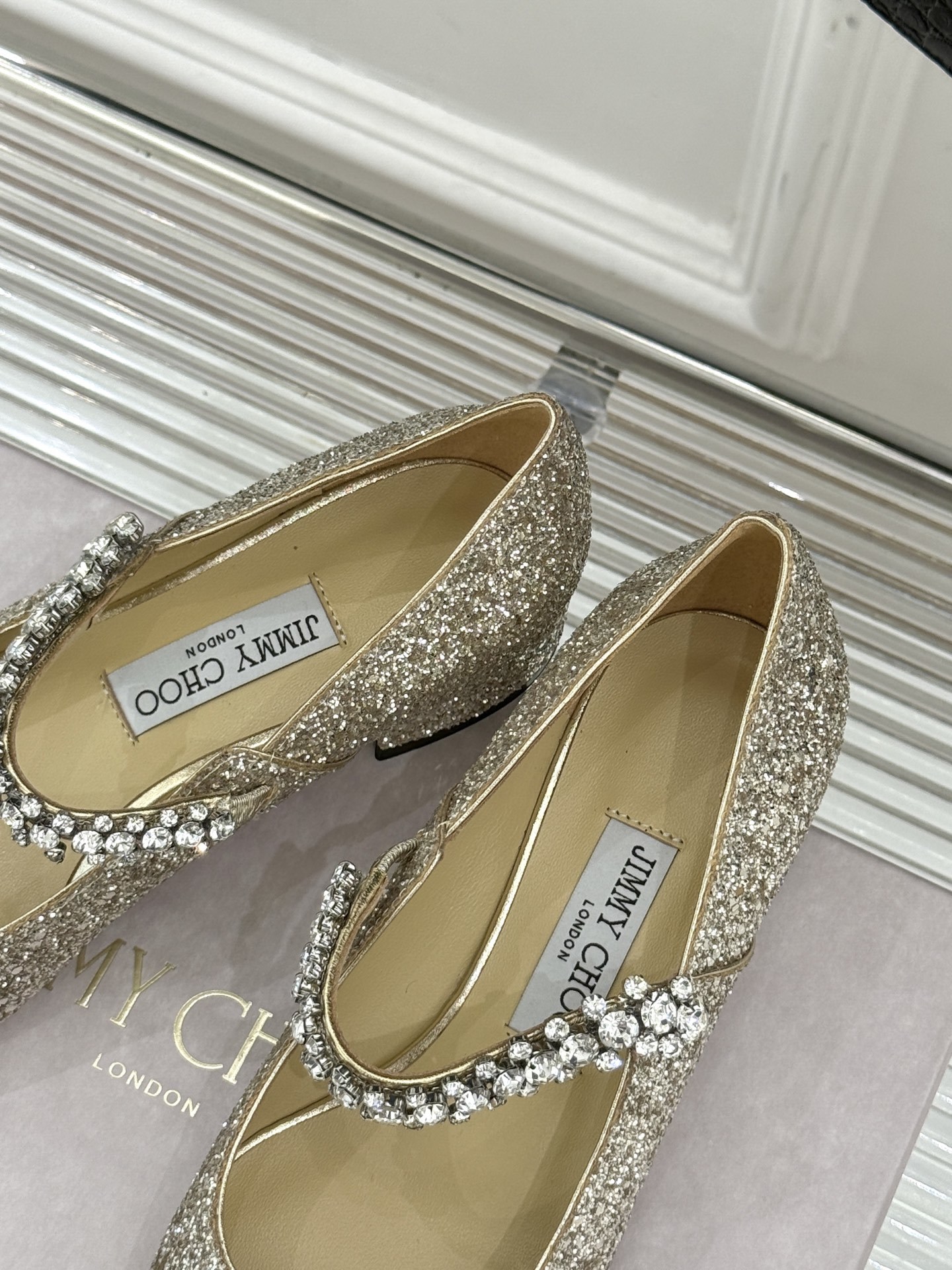Jimmy Choo|周仰杰经典一字钻带玛丽珍鞋🔥
你衣柜里裙子最好的伴侣,相信我就佩服JC家的高