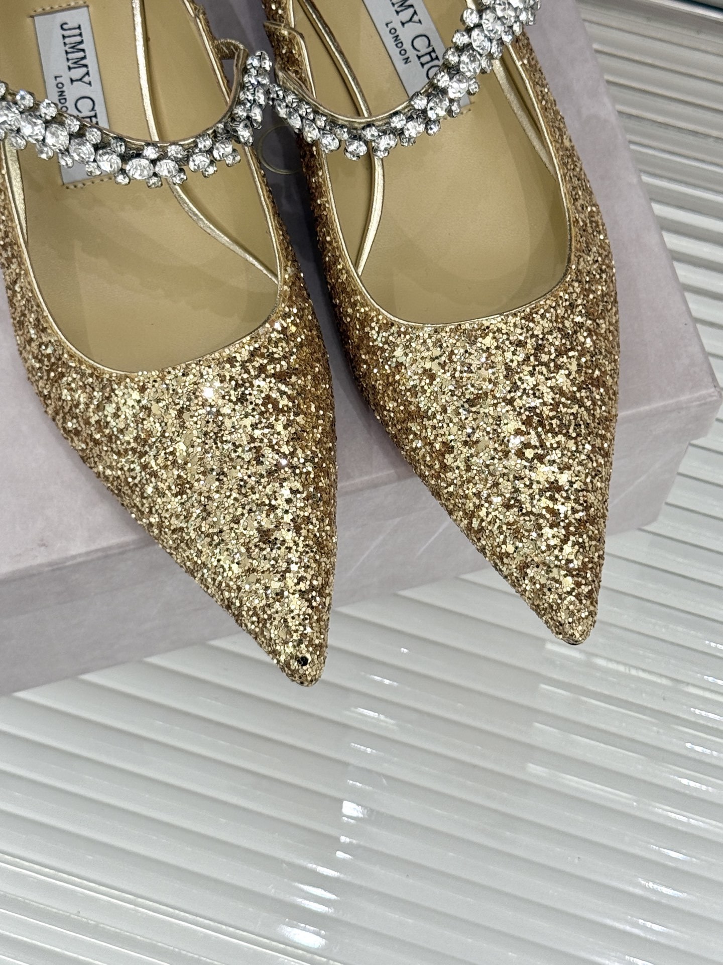 Jimmy Choo|周仰杰经典一字钻带玛丽珍鞋🔥
你衣柜里裙子最好的伴侣,相信我就佩服JC家的高