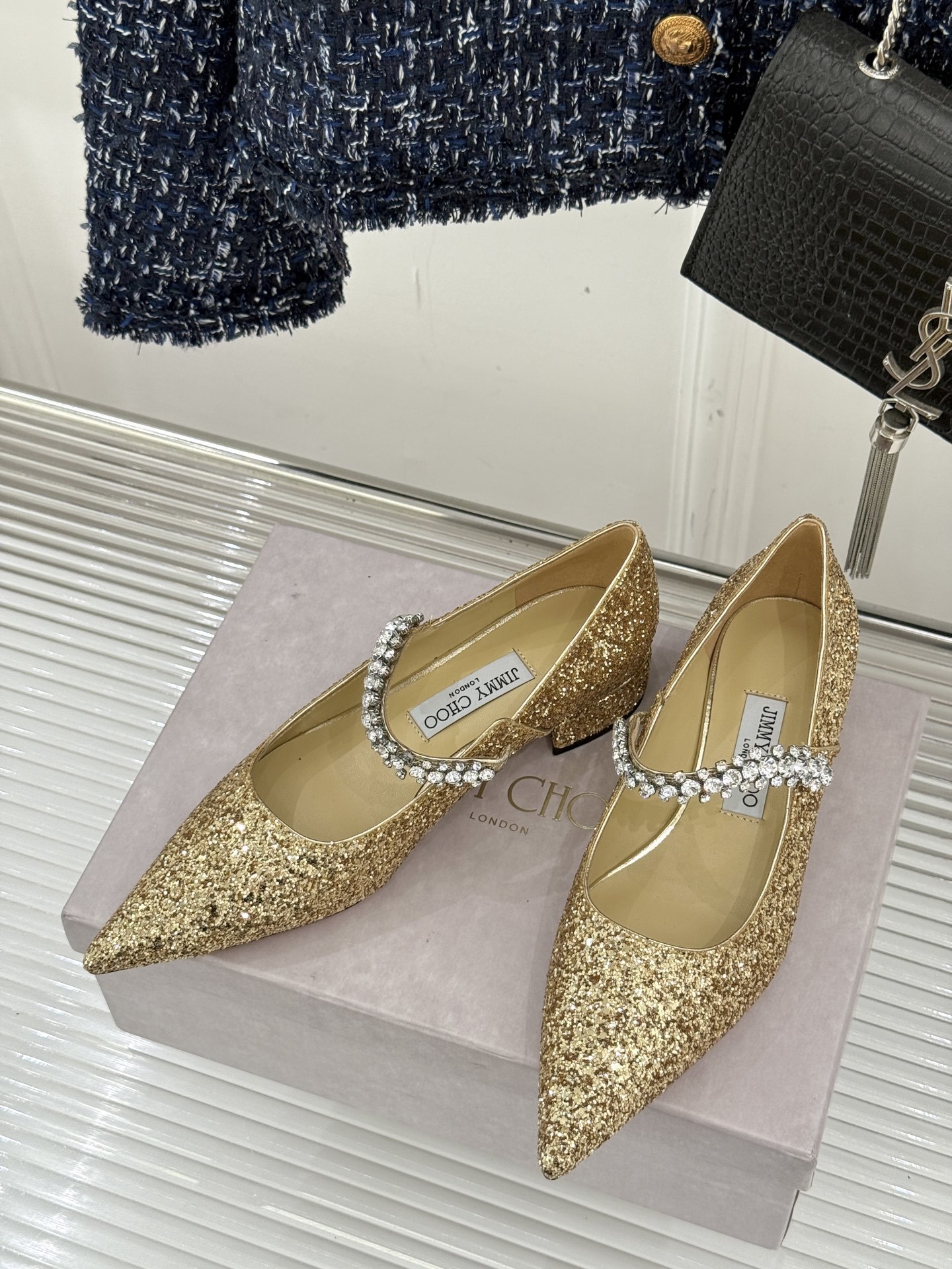 Jimmy Choo|周仰杰经典一字钻带玛丽珍鞋🔥
你衣柜里裙子最好的伴侣,相信我就佩服JC家的高