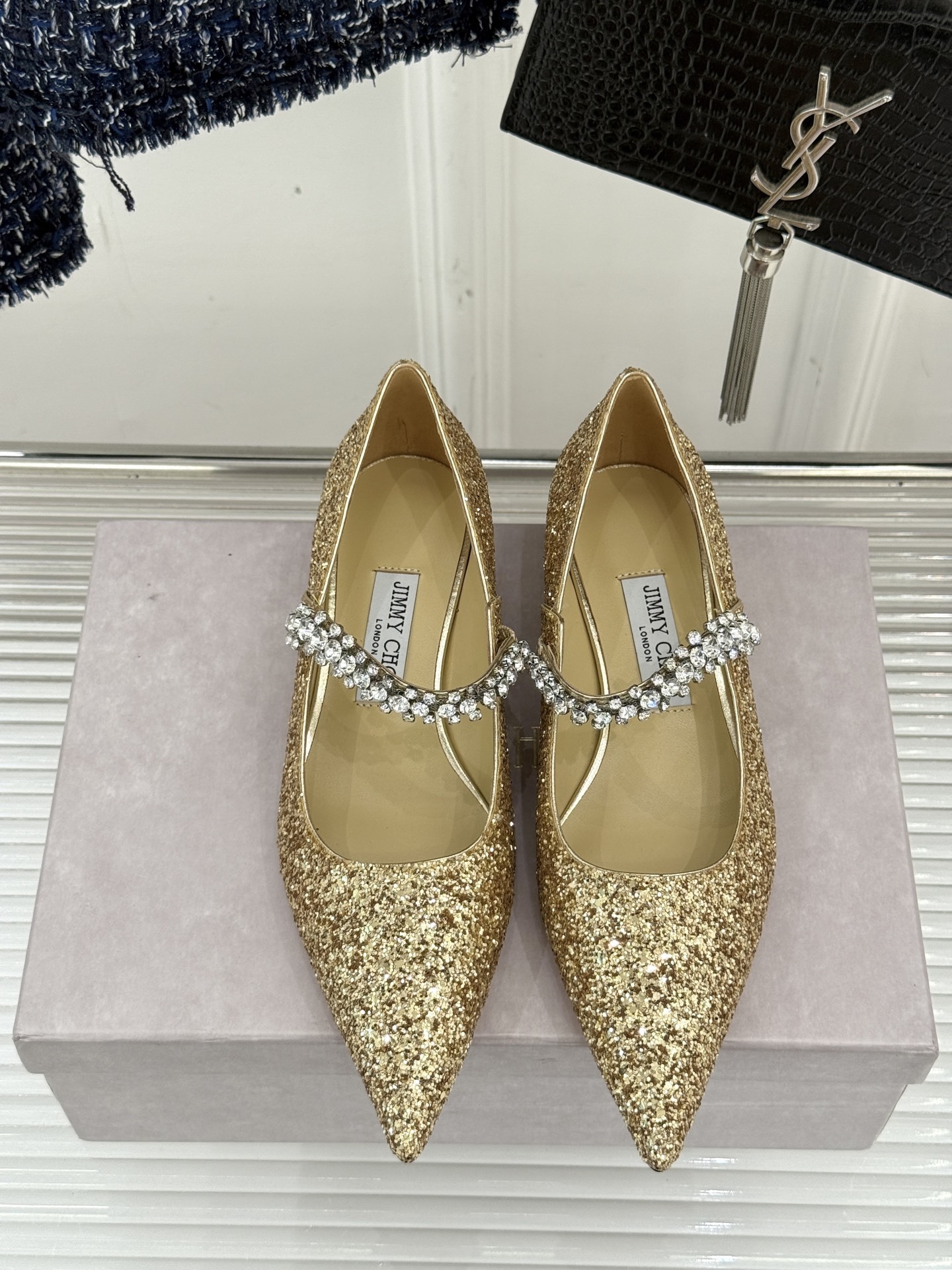 Jimmy Choo|周仰杰经典一字钻带玛丽珍鞋🔥
你衣柜里裙子最好的伴侣,相信我就佩服JC家的高