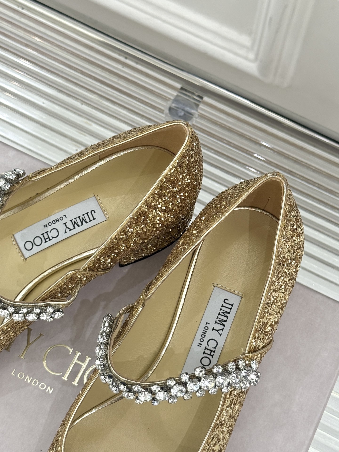 Jimmy Choo|周仰杰经典一字钻带玛丽珍鞋🔥
你衣柜里裙子最好的伴侣,相信我就佩服JC家的高