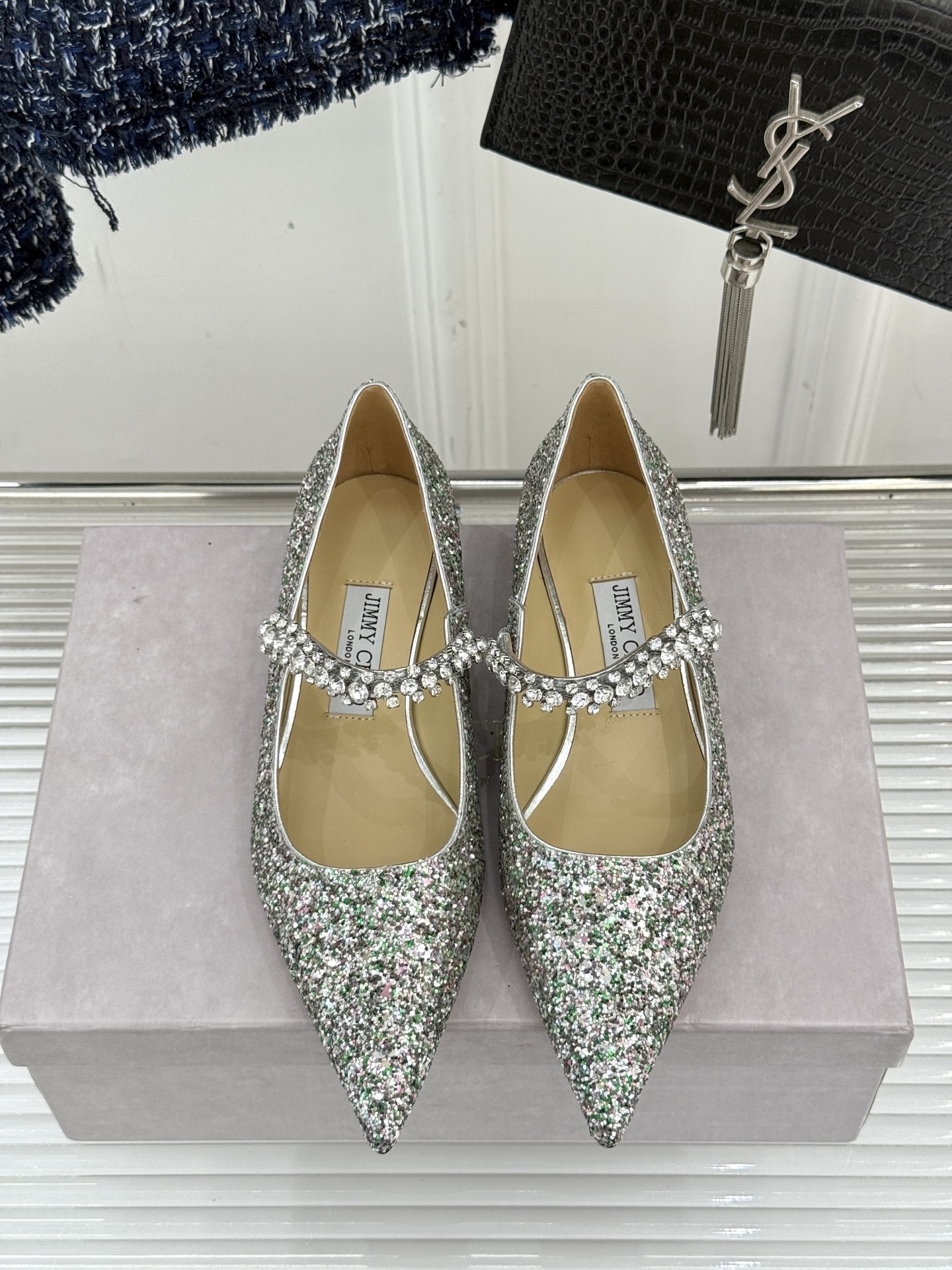 Jimmy Choo|周仰杰经典一字钻带玛丽珍鞋🔥
你衣柜里裙子最好的伴侣,相信我就佩服JC家的高