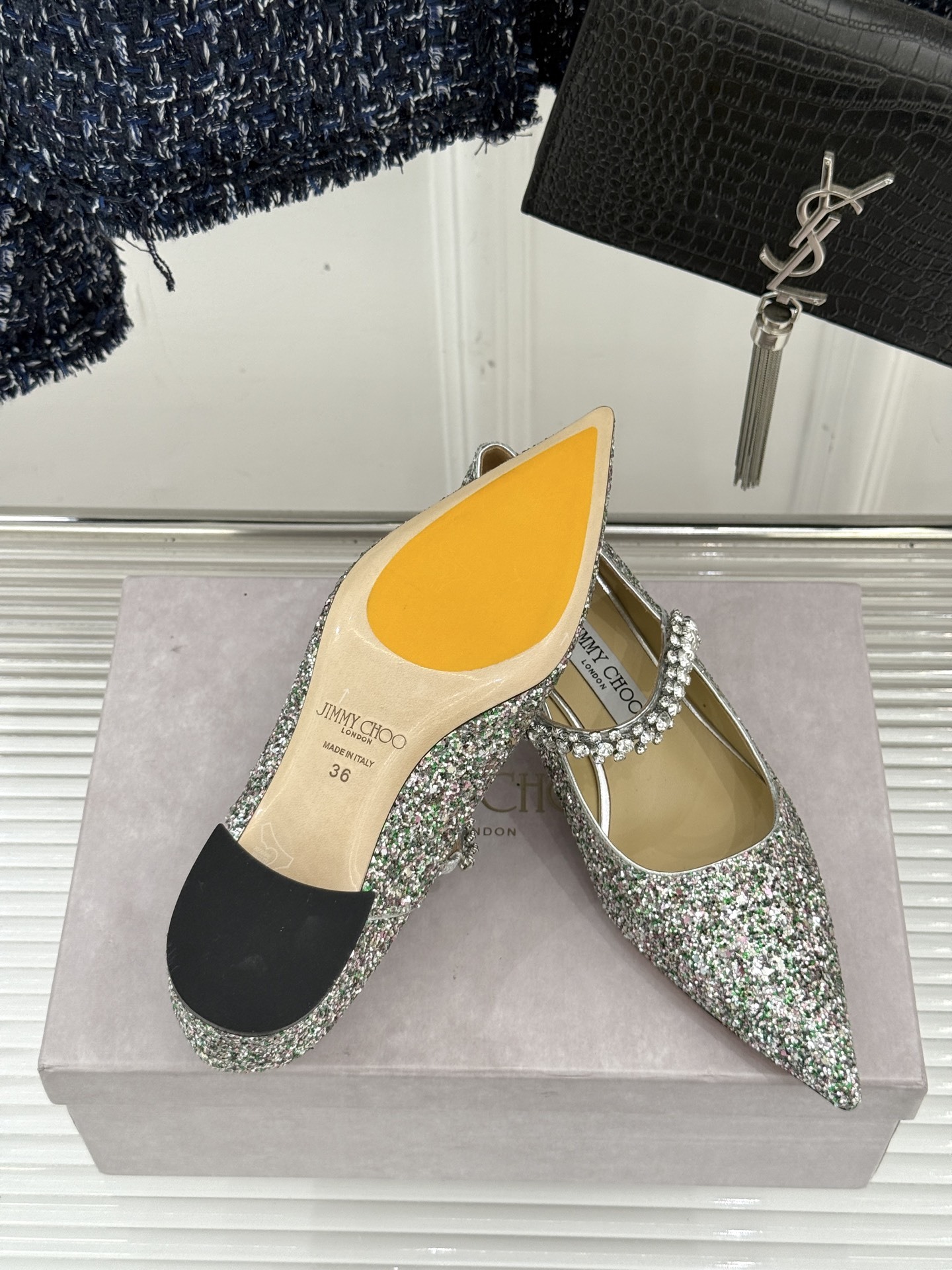 Jimmy Choo|周仰杰经典一字钻带玛丽珍鞋🔥
你衣柜里裙子最好的伴侣,相信我就佩服JC家的高
