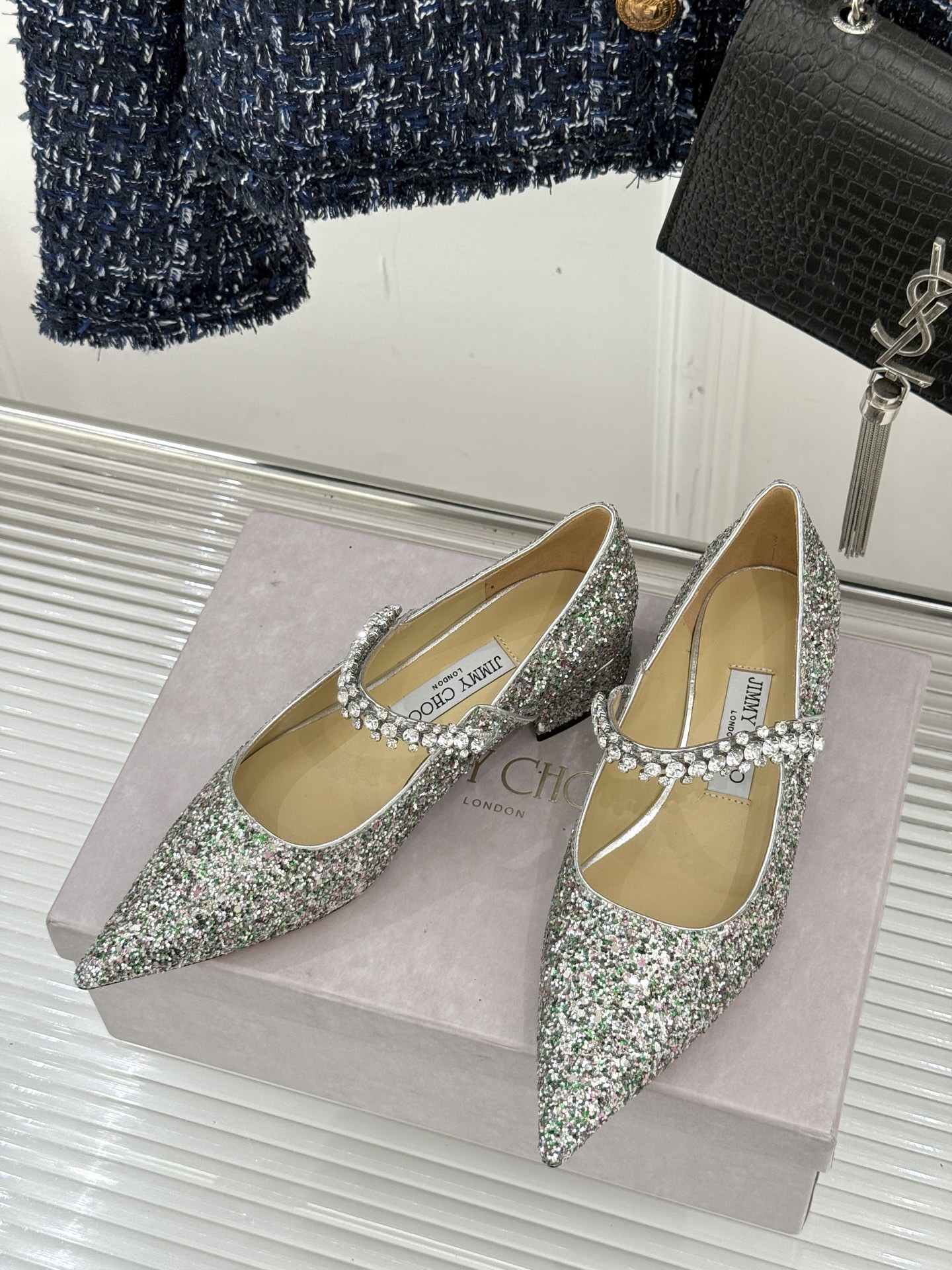 Jimmy Choo|周仰杰经典一字钻带玛丽珍鞋🔥
你衣柜里裙子最好的伴侣,相信我就佩服JC家的高