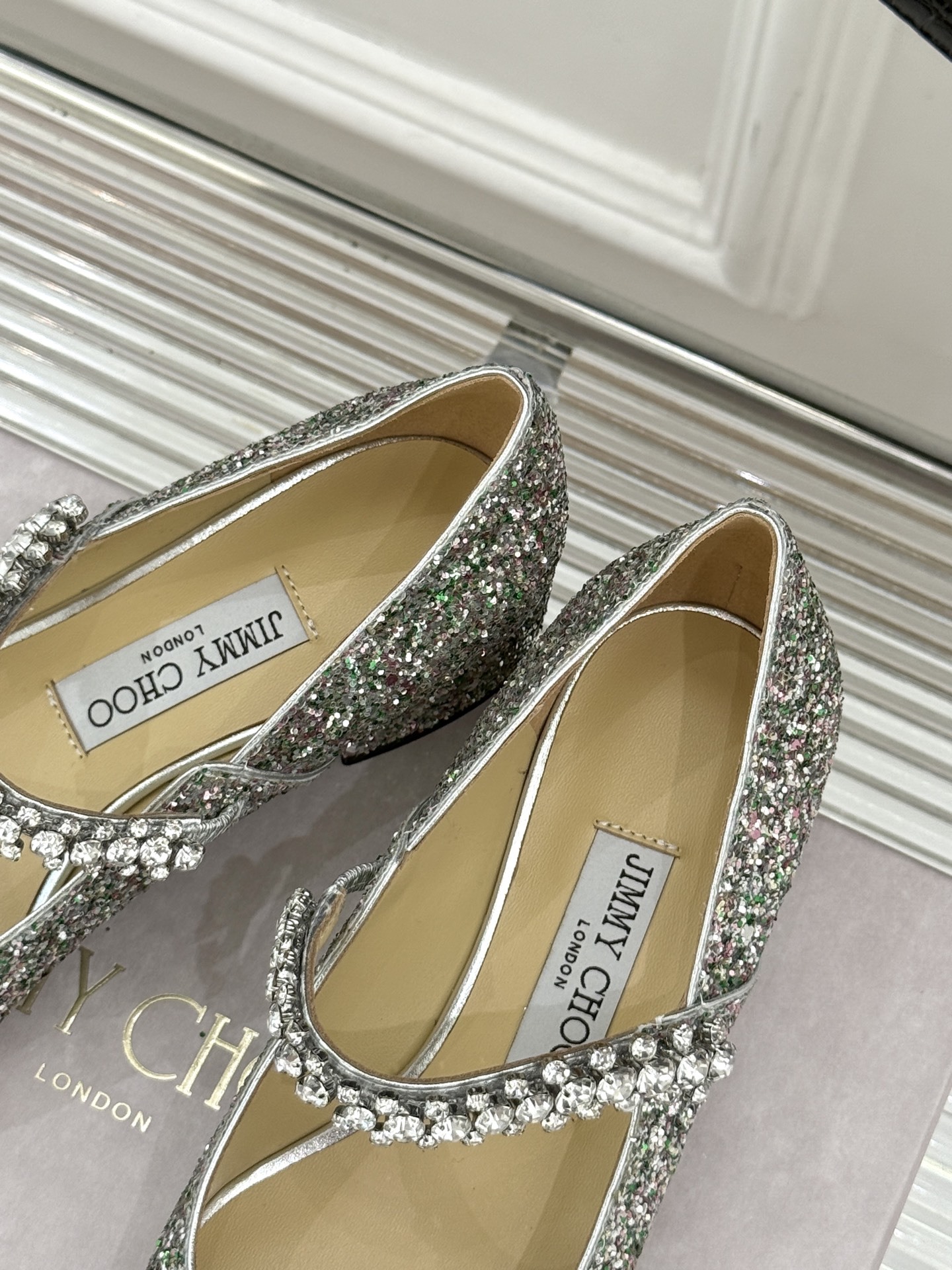 Jimmy Choo|周仰杰经典一字钻带玛丽珍鞋🔥
你衣柜里裙子最好的伴侣,相信我就佩服JC家的高