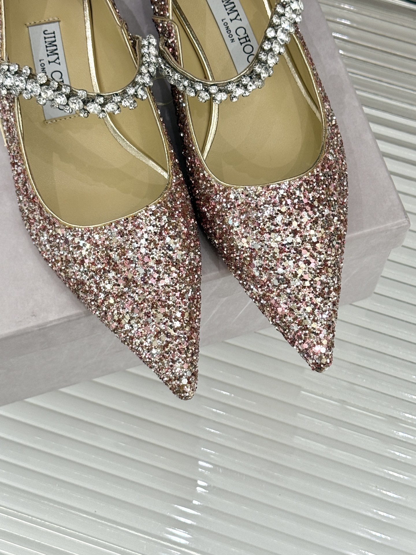 Jimmy Choo|周仰杰经典一字钻带玛丽珍鞋🔥
你衣柜里裙子最好的伴侣,相信我就佩服JC家的高