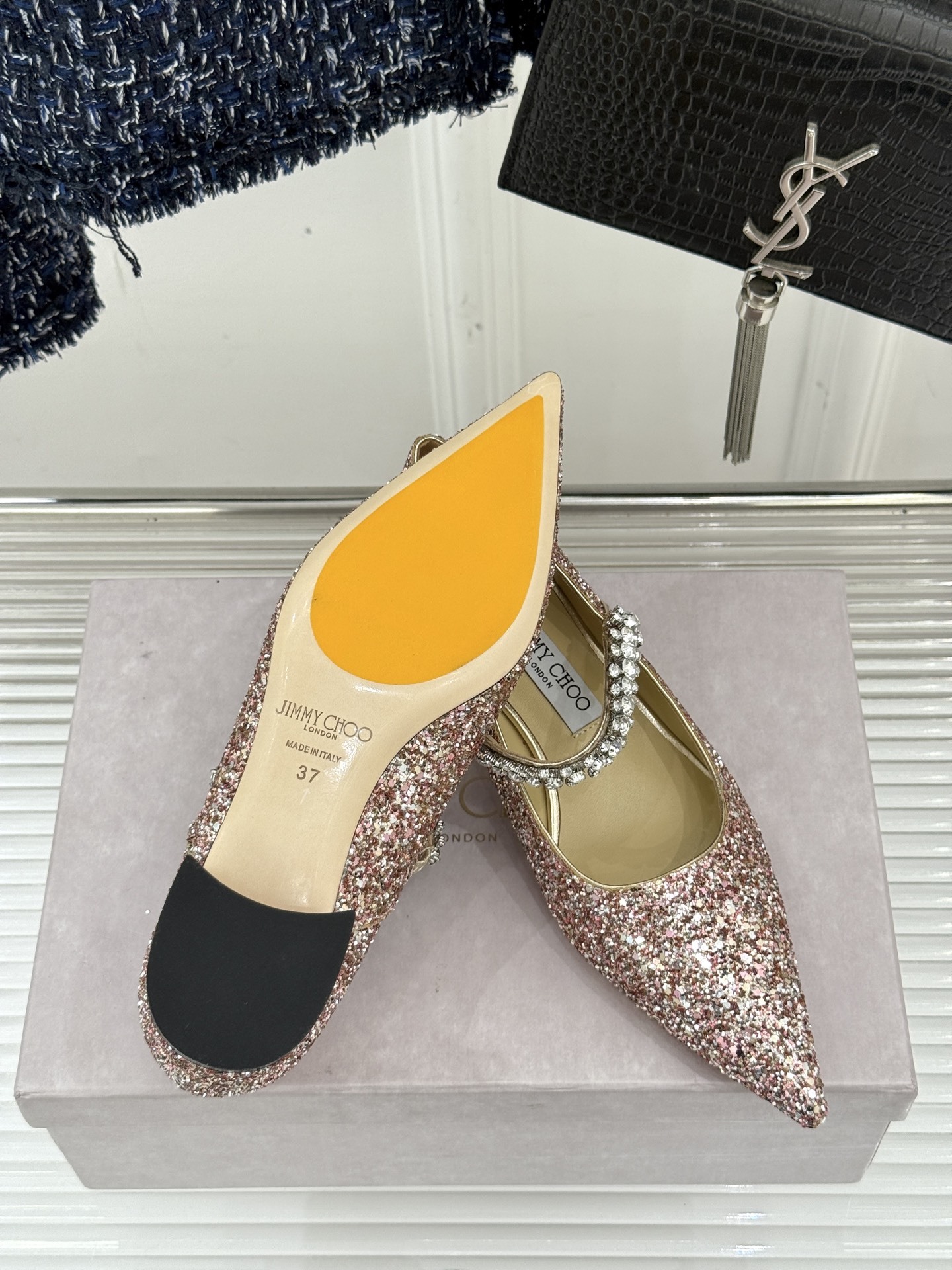 Jimmy Choo|周仰杰经典一字钻带玛丽珍鞋🔥
你衣柜里裙子最好的伴侣,相信我就佩服JC家的高