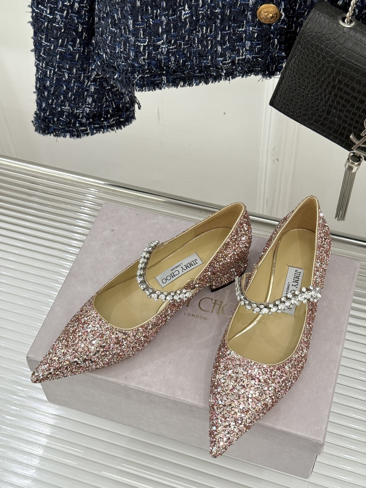 Jimmy Choo|周仰杰经典一字钻带玛丽珍鞋🔥
你衣柜里裙子最好的伴侣,相信我就佩服JC家的高