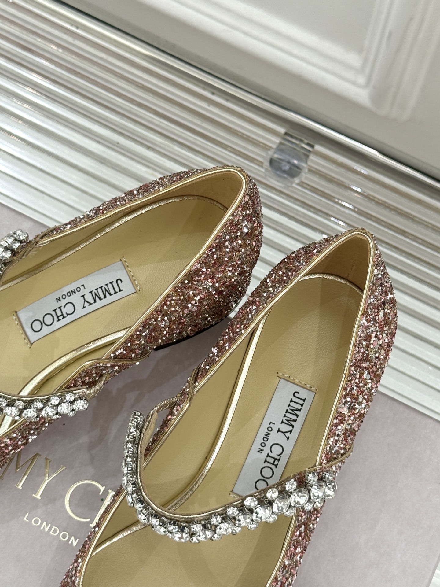 Jimmy Choo|周仰杰经典一字钻带玛丽珍鞋🔥
你衣柜里裙子最好的伴侣,相信我就佩服JC家的高
