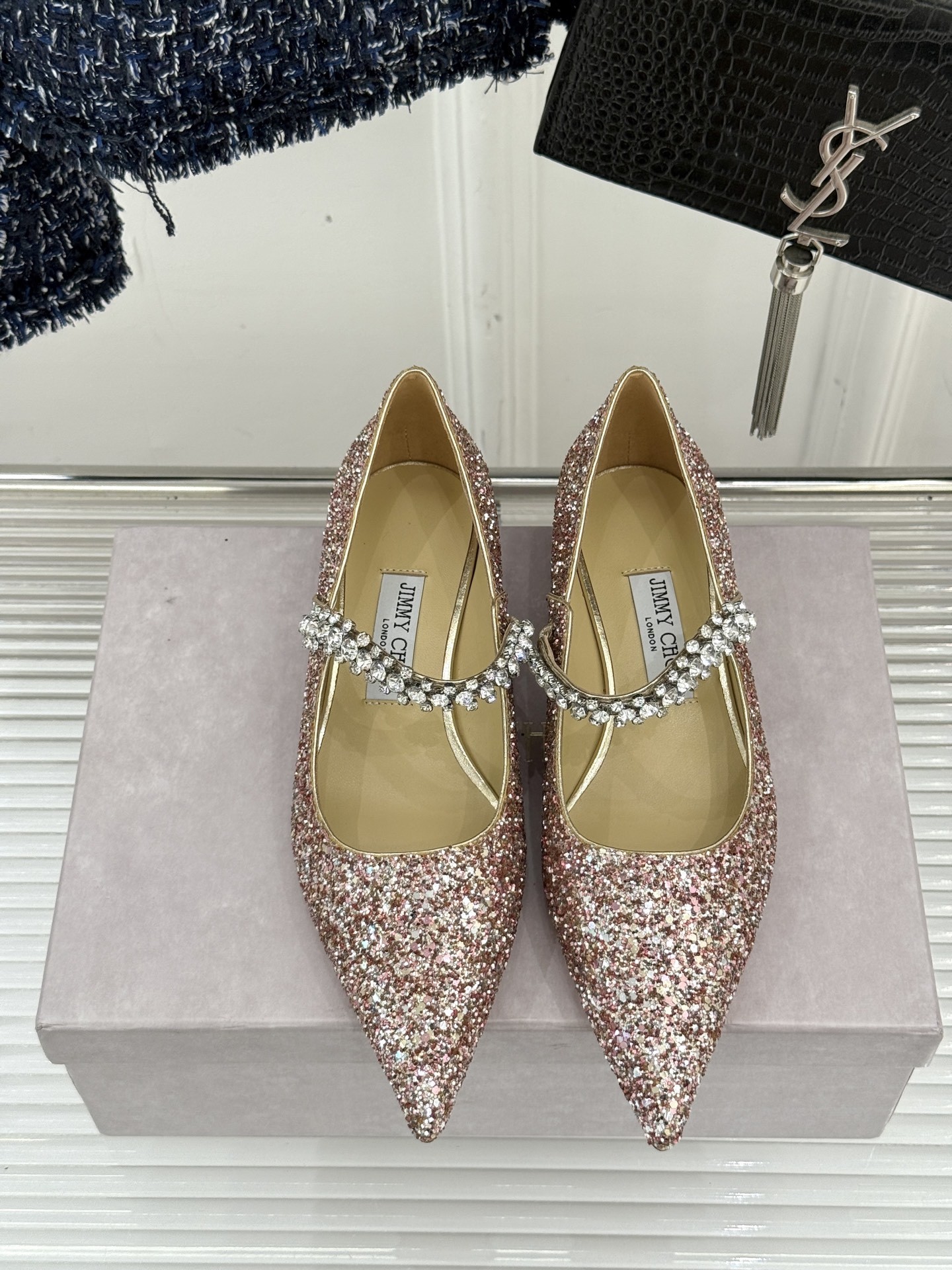 Jimmy Choo|周仰杰经典一字钻带玛丽珍鞋🔥
你衣柜里裙子最好的伴侣,相信我就佩服JC家的高