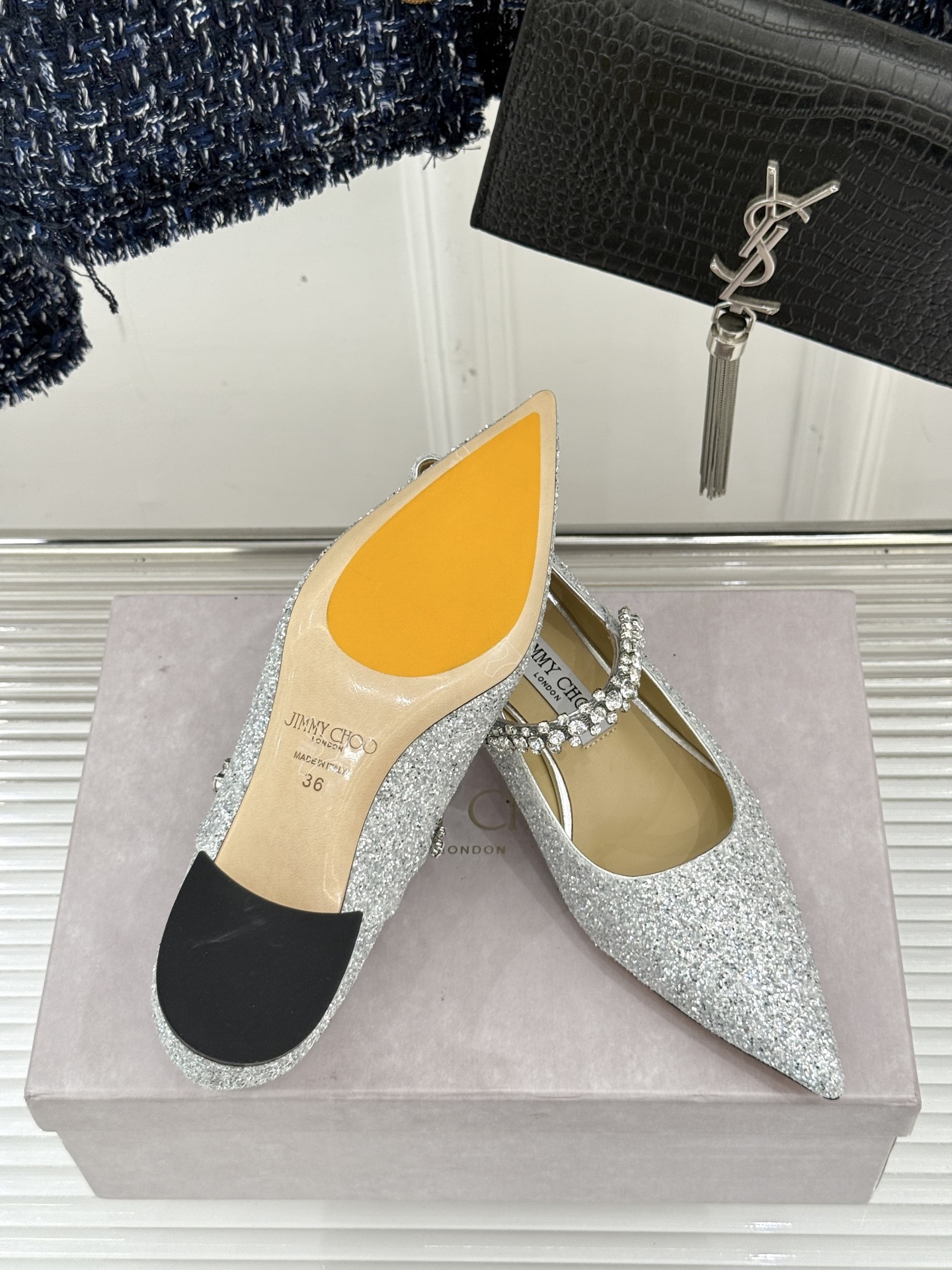 Jimmy Choo|周仰杰经典一字钻带玛丽珍鞋🔥
你衣柜里裙子最好的伴侣,相信我就佩服JC家的高
