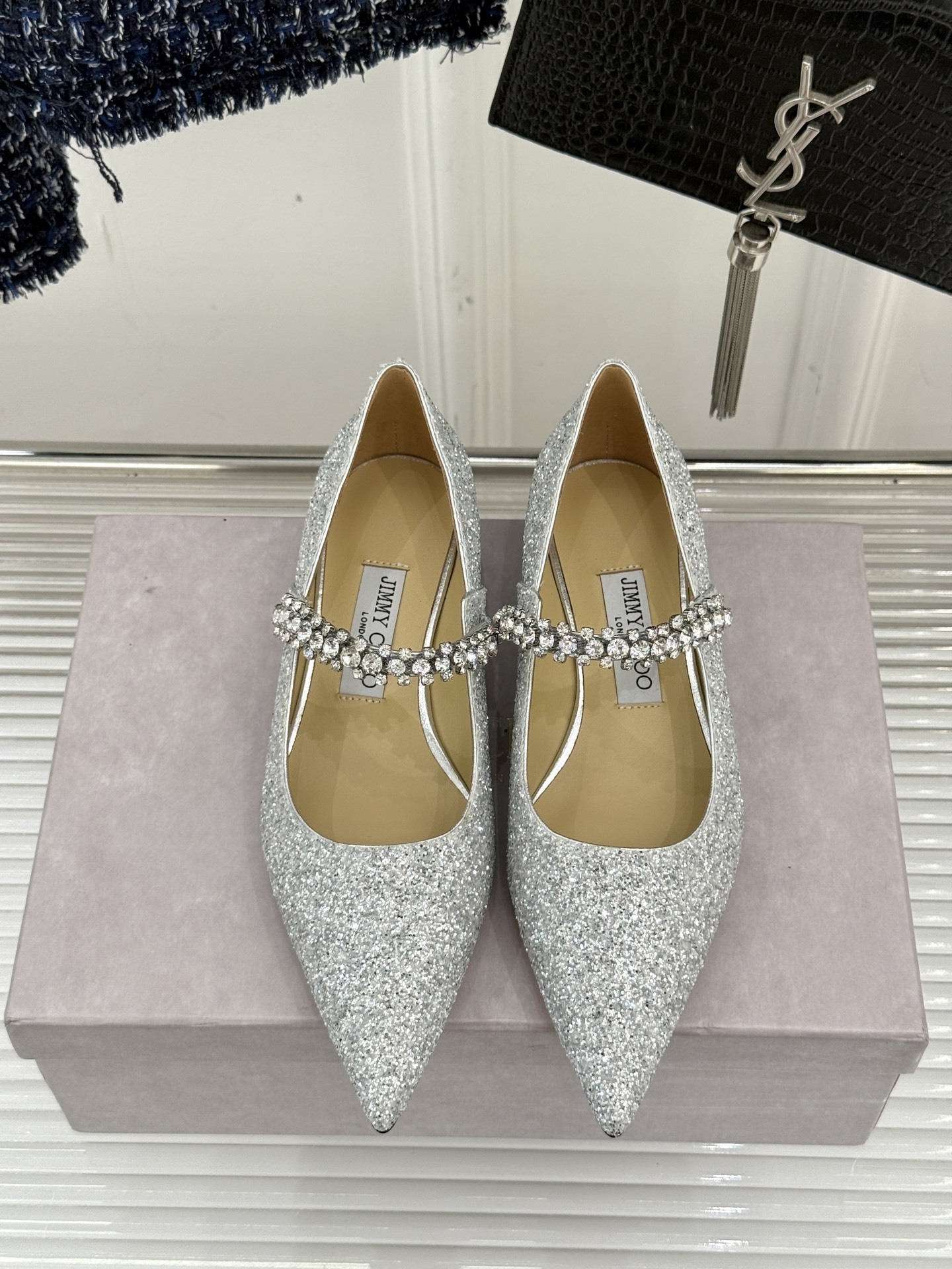 Jimmy Choo|周仰杰经典一字钻带玛丽珍鞋🔥
你衣柜里裙子最好的伴侣,相信我就佩服JC家的高