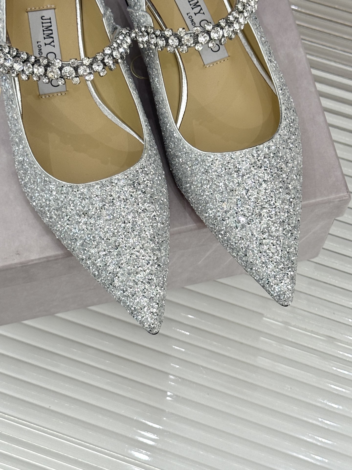 Jimmy Choo|周仰杰经典一字钻带玛丽珍鞋🔥
你衣柜里裙子最好的伴侣,相信我就佩服JC家的高