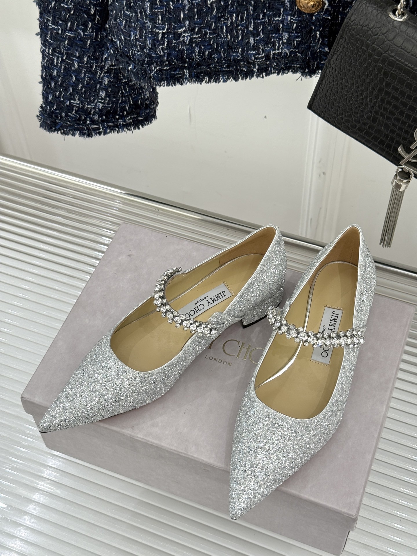 Jimmy Choo|周仰杰经典一字钻带玛丽珍鞋🔥
你衣柜里裙子最好的伴侣,相信我就佩服JC家的高