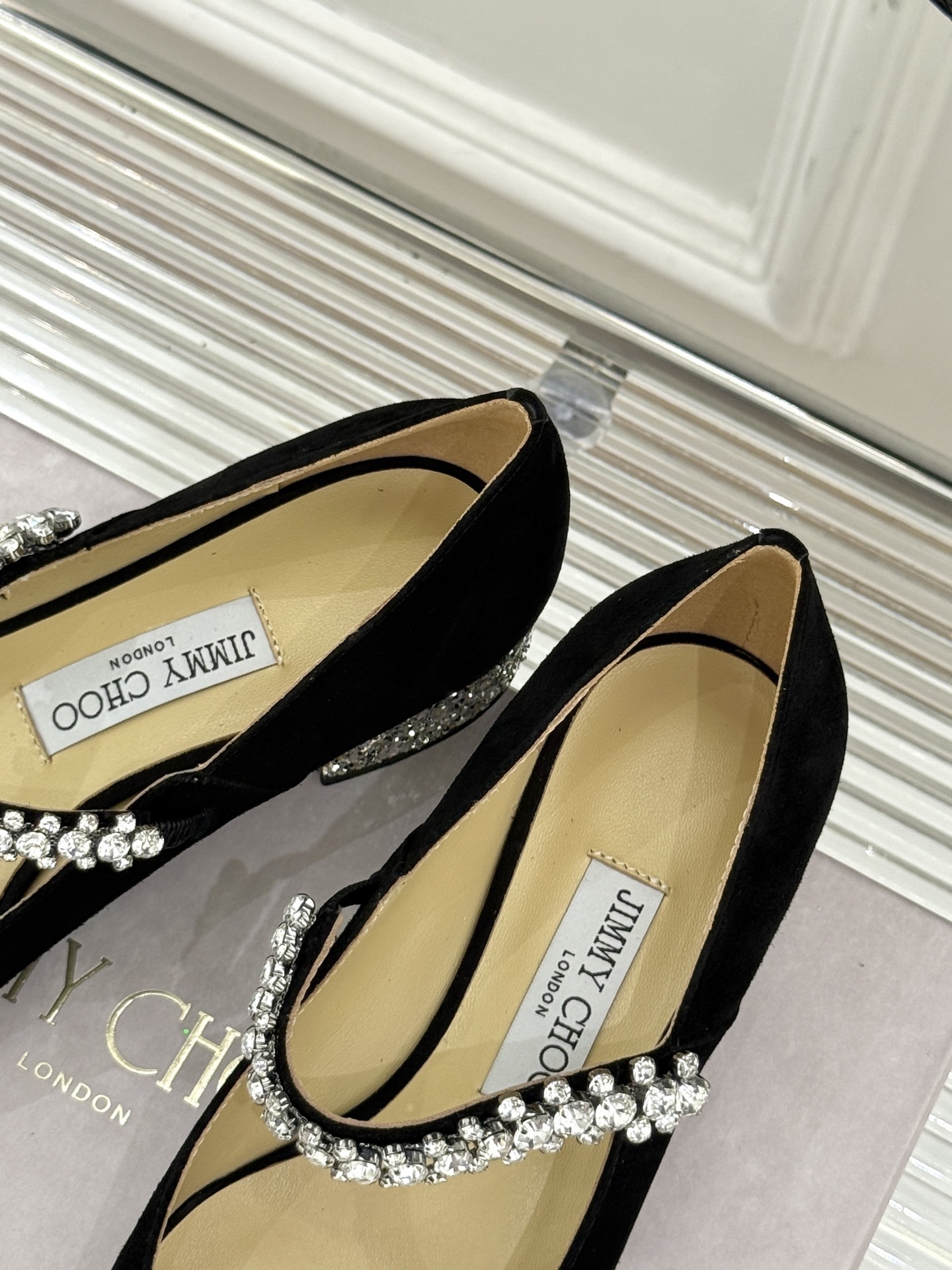 Jimmy Choo|周仰杰经典一字钻带玛丽珍鞋🔥
你衣柜里裙子最好的伴侣,相信我就佩服JC家的高