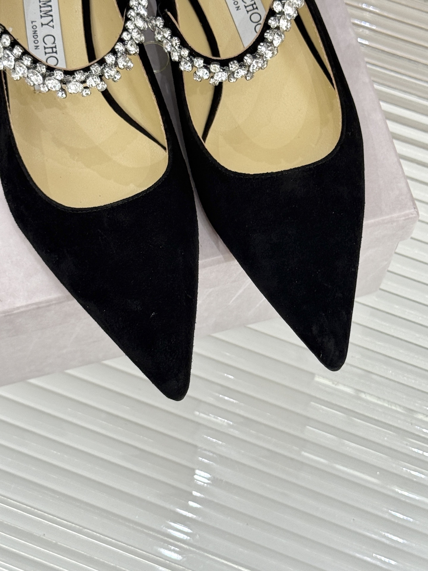 Jimmy Choo|周仰杰经典一字钻带玛丽珍鞋🔥
你衣柜里裙子最好的伴侣,相信我就佩服JC家的高