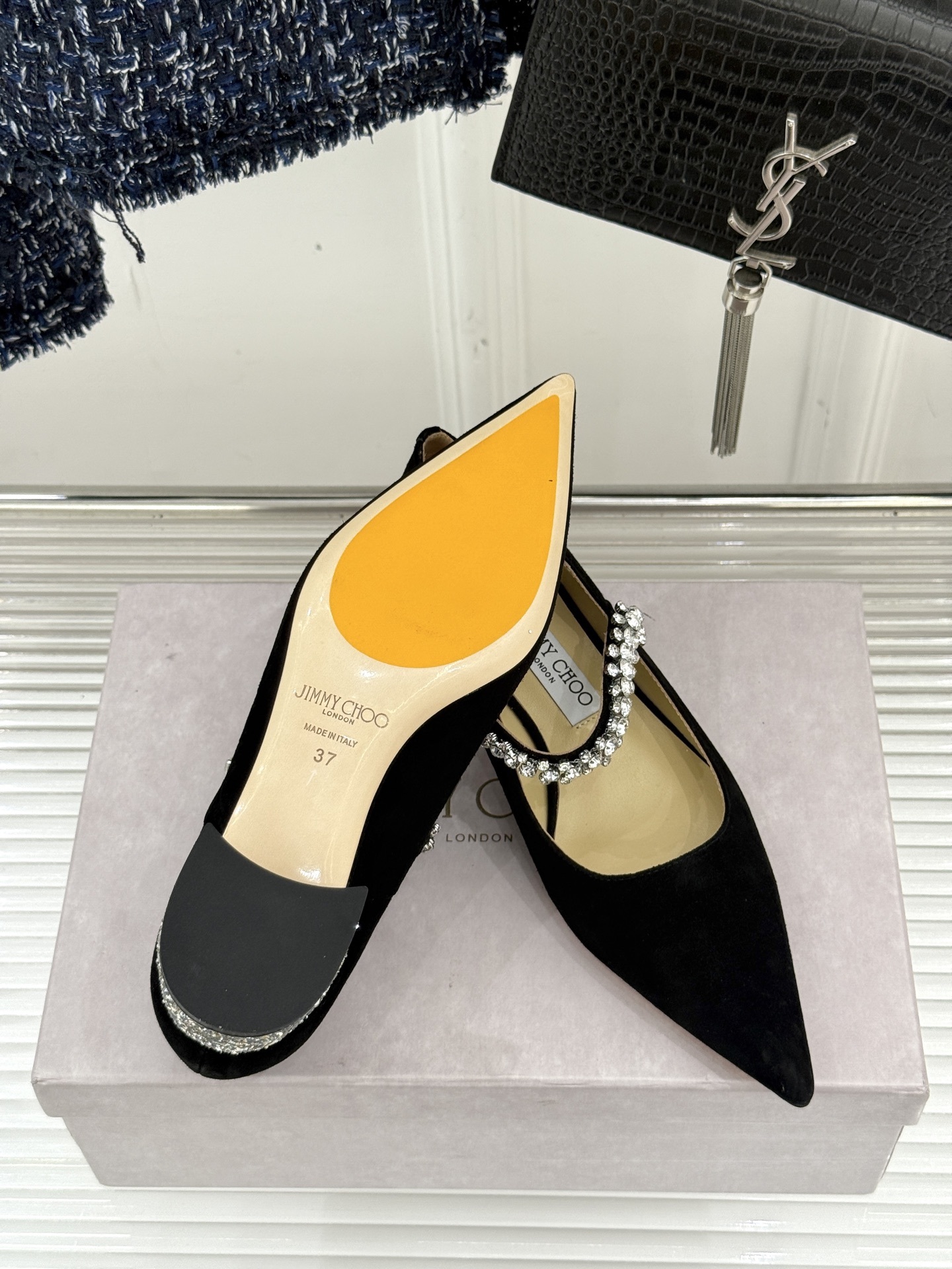 Jimmy Choo|周仰杰经典一字钻带玛丽珍鞋🔥
你衣柜里裙子最好的伴侣,相信我就佩服JC家的高