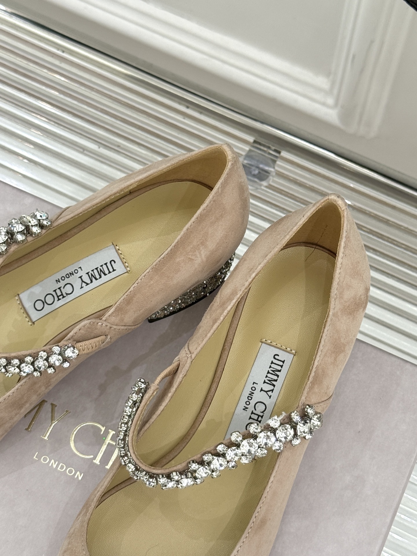 Jimmy Choo|周仰杰经典一字钻带玛丽珍鞋🔥
你衣柜里裙子最好的伴侣,相信我就佩服JC家的高