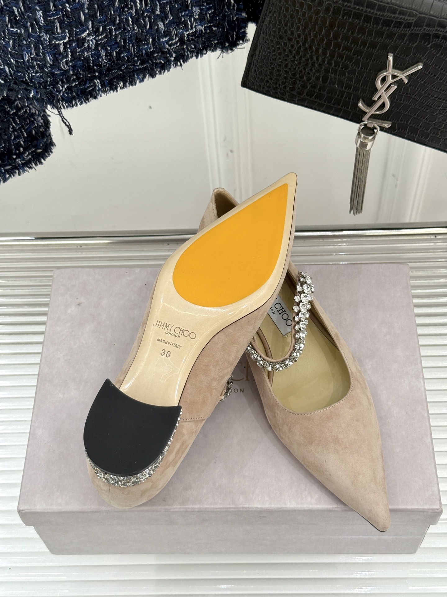Jimmy Choo|周仰杰经典一字钻带玛丽珍鞋🔥
你衣柜里裙子最好的伴侣,相信我就佩服JC家的高