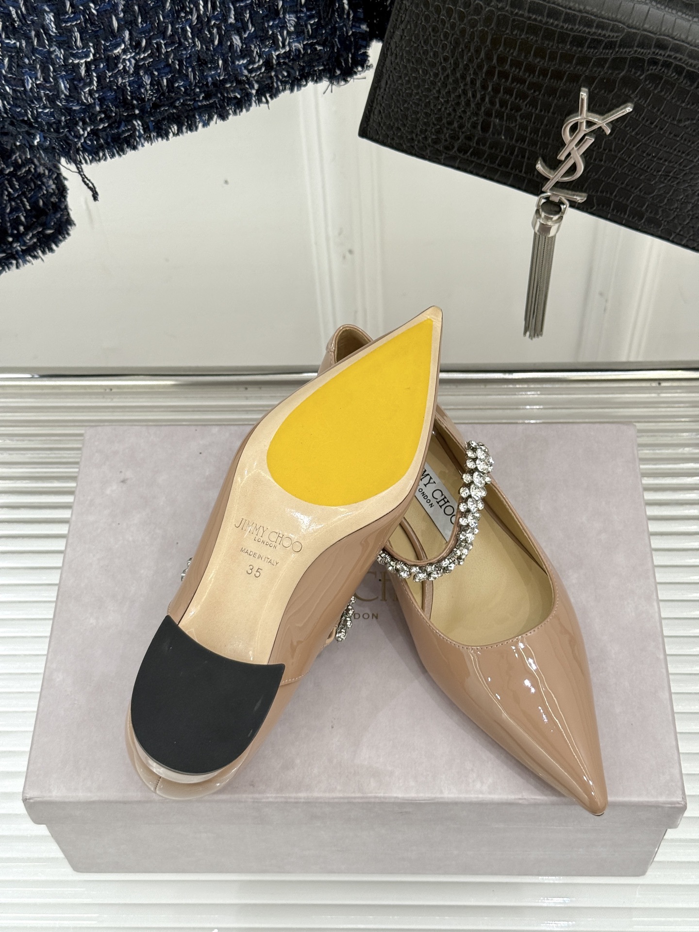 Jimmy Choo|周仰杰经典一字钻带玛丽珍鞋🔥
你衣柜里裙子最好的伴侣,相信我就佩服JC家的高