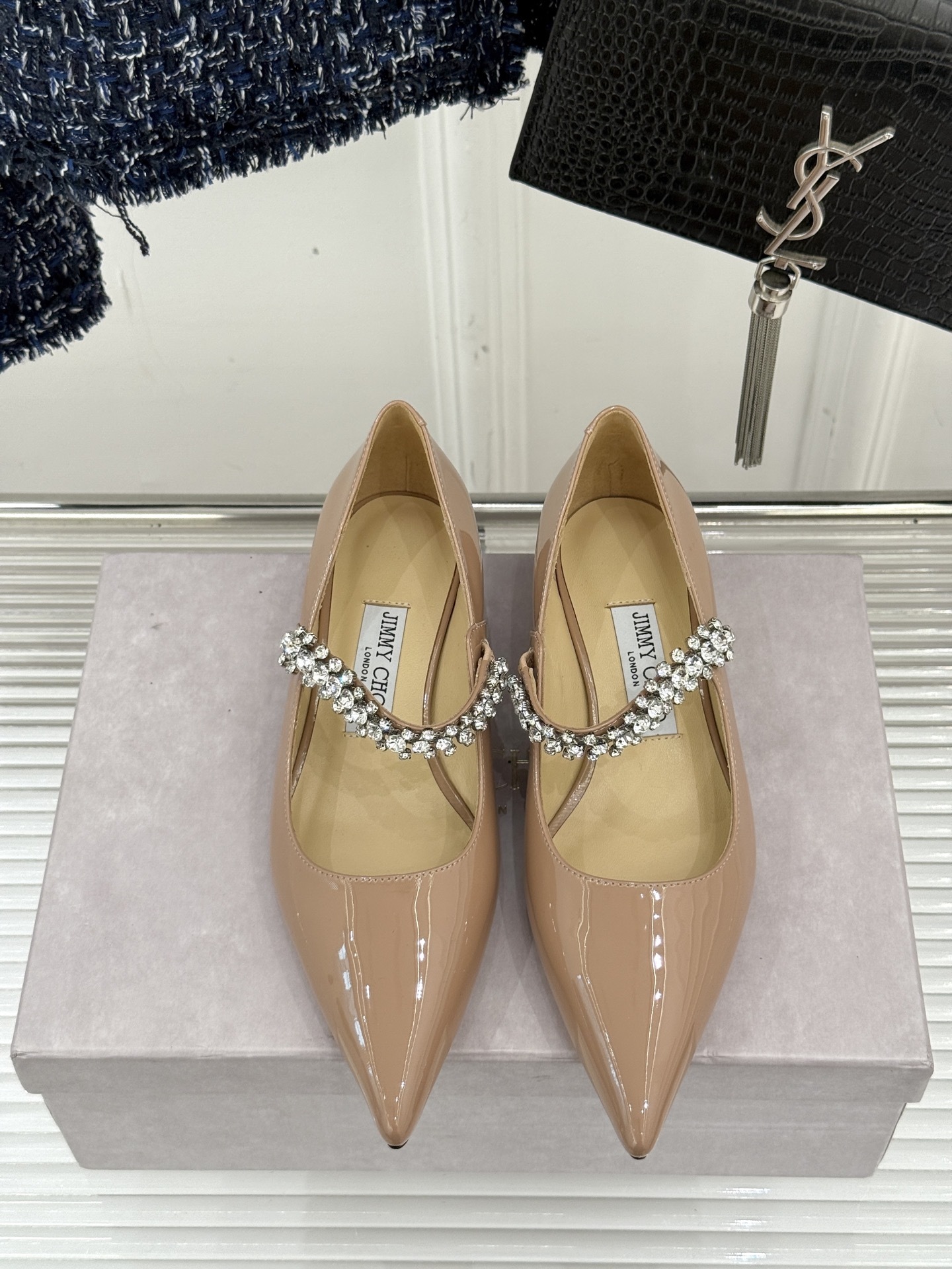 Jimmy Choo|周仰杰经典一字钻带玛丽珍鞋🔥
你衣柜里裙子最好的伴侣,相信我就佩服JC家的高
