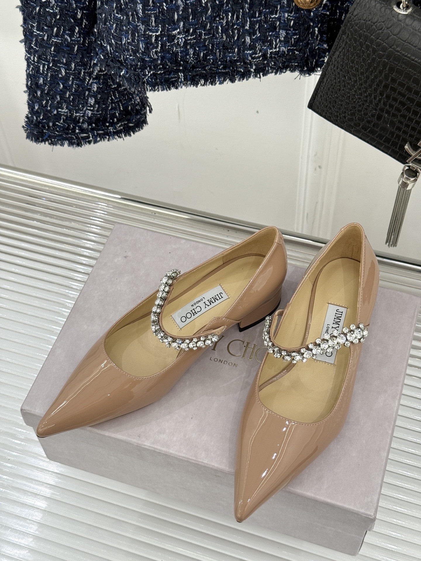 Jimmy Choo|周仰杰经典一字钻带玛丽珍鞋🔥
你衣柜里裙子最好的伴侣,相信我就佩服JC家的高