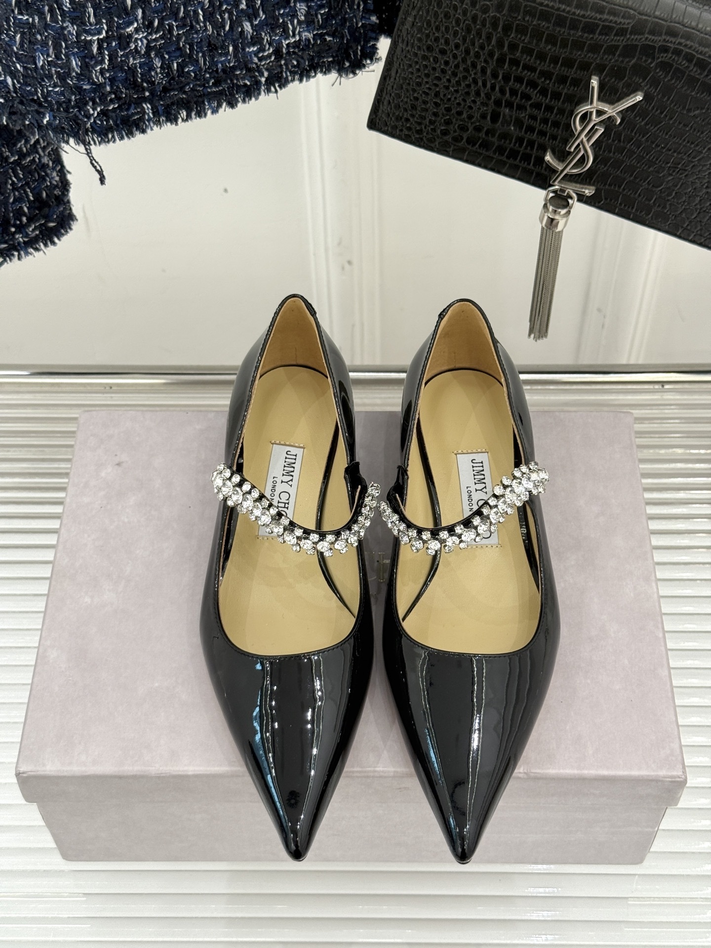 Jimmy Choo|周仰杰经典一字钻带玛丽珍鞋🔥
你衣柜里裙子最好的伴侣,相信我就佩服JC家的高