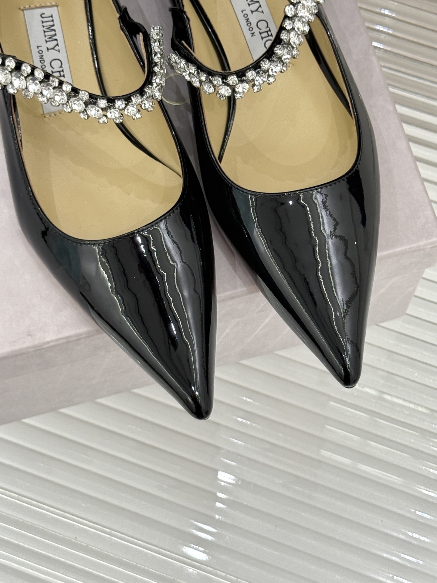 Jimmy Choo|周仰杰经典一字钻带玛丽珍鞋🔥
你衣柜里裙子最好的伴侣,相信我就佩服JC家的高