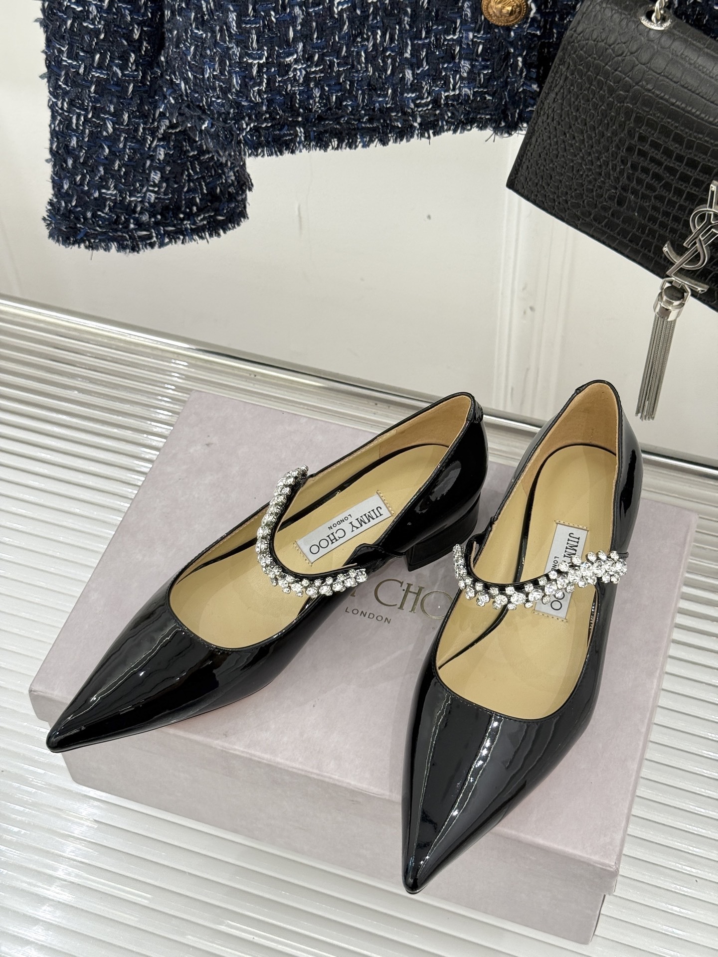 Jimmy Choo|周仰杰经典一字钻带玛丽珍鞋🔥
你衣柜里裙子最好的伴侣,相信我就佩服JC家的高