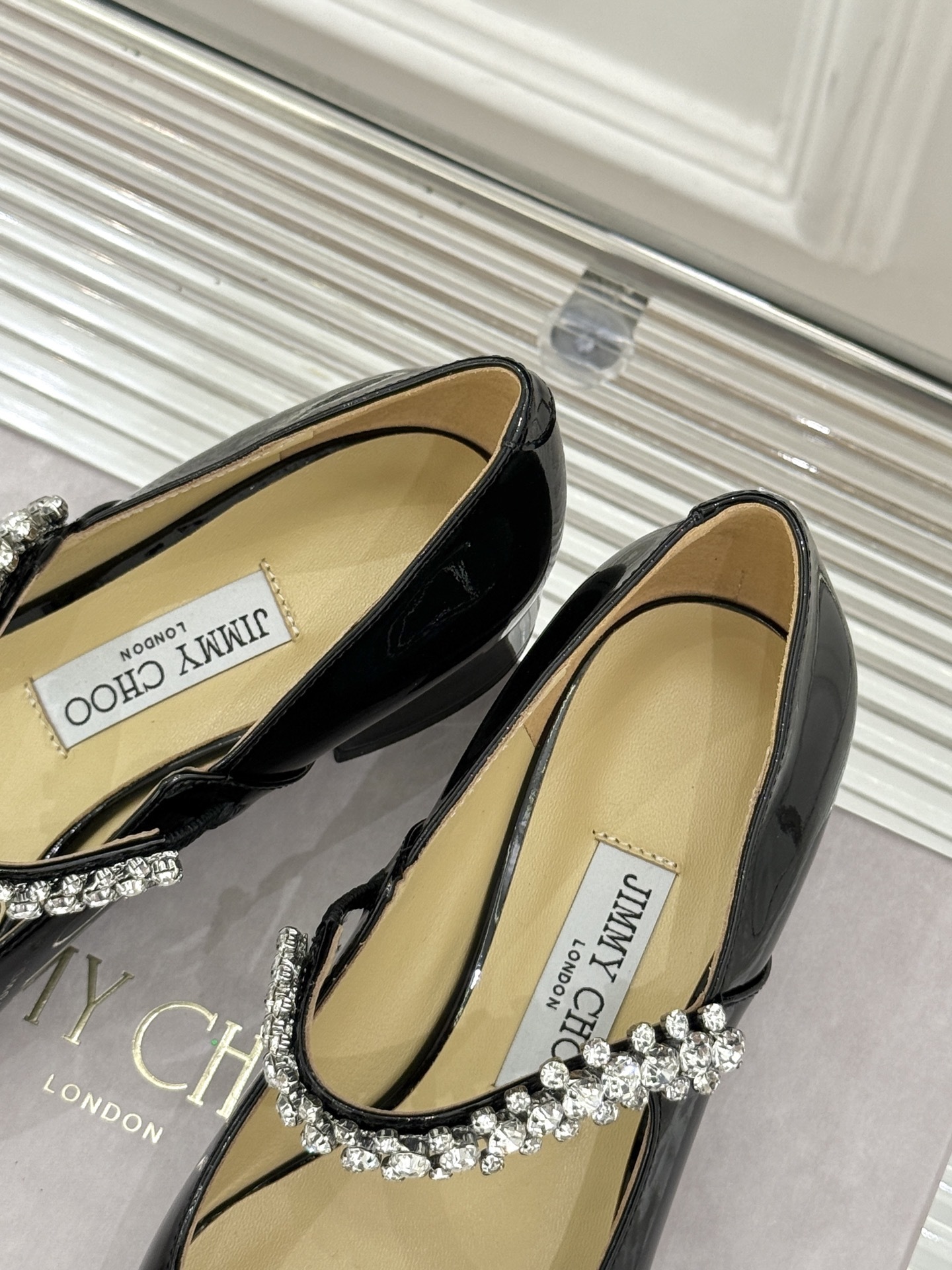 Jimmy Choo|周仰杰经典一字钻带玛丽珍鞋🔥
你衣柜里裙子最好的伴侣,相信我就佩服JC家的高