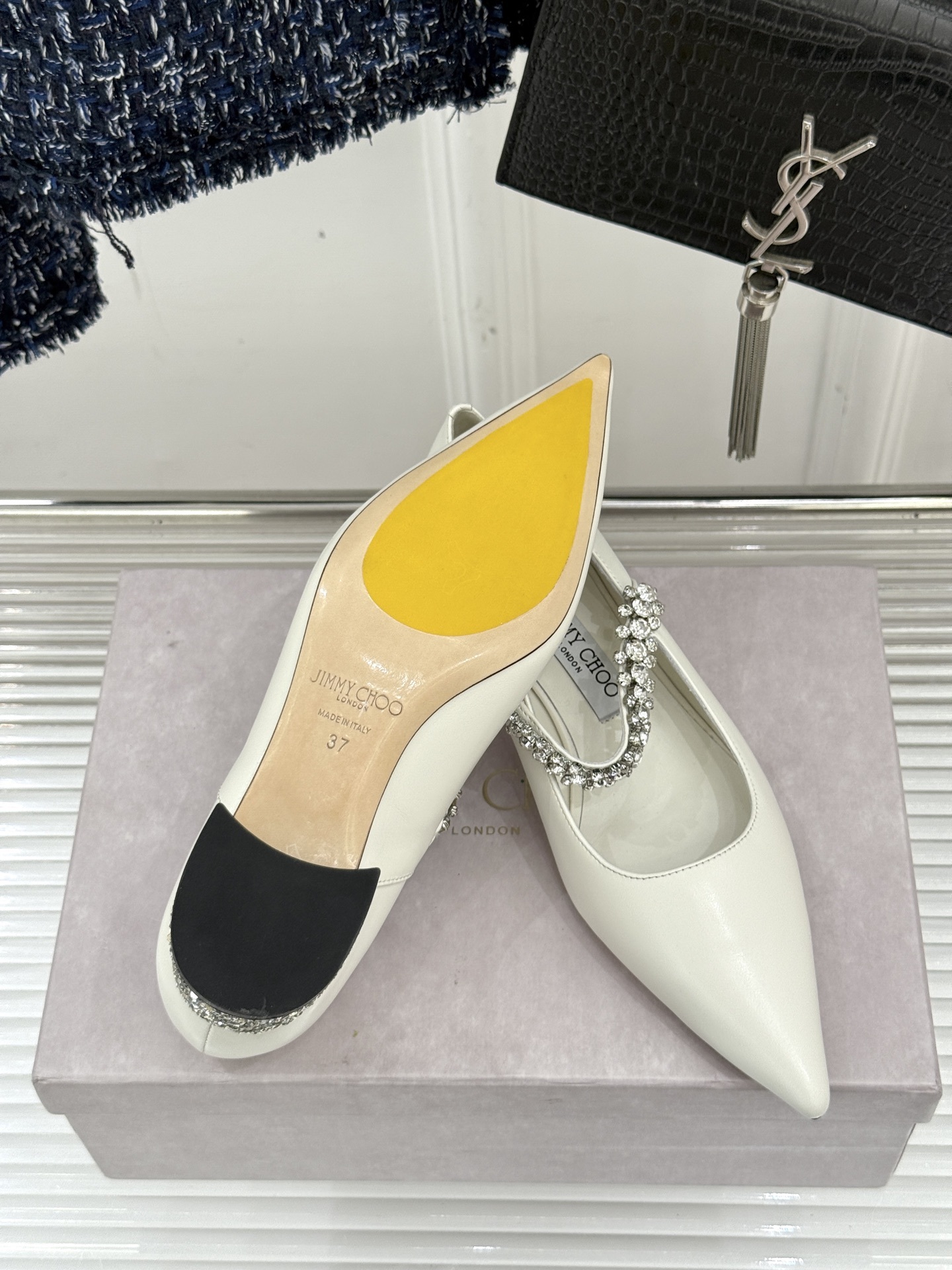 Jimmy Choo|周仰杰经典一字钻带玛丽珍鞋🔥
你衣柜里裙子最好的伴侣,相信我就佩服JC家的高