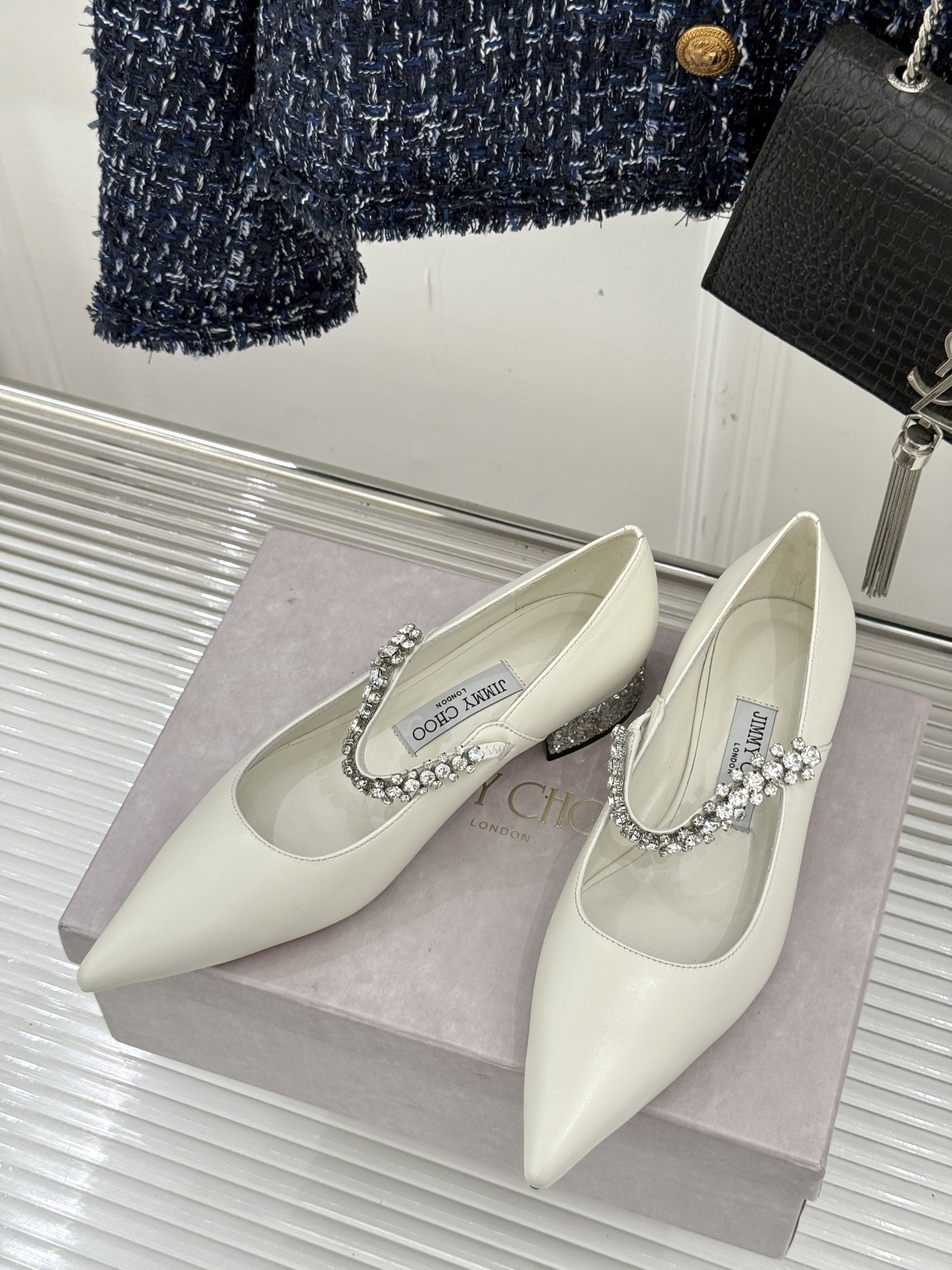 Jimmy Choo|周仰杰经典一字钻带玛丽珍鞋🔥
你衣柜里裙子最好的伴侣,相信我就佩服JC家的高