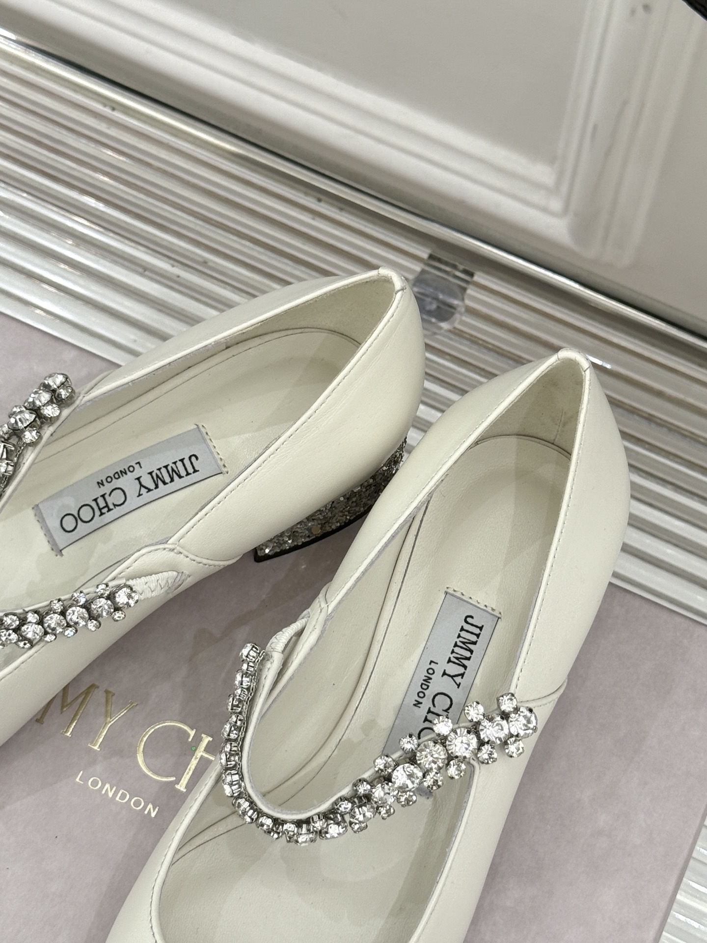 Jimmy Choo|周仰杰经典一字钻带玛丽珍鞋🔥
你衣柜里裙子最好的伴侣,相信我就佩服JC家的高