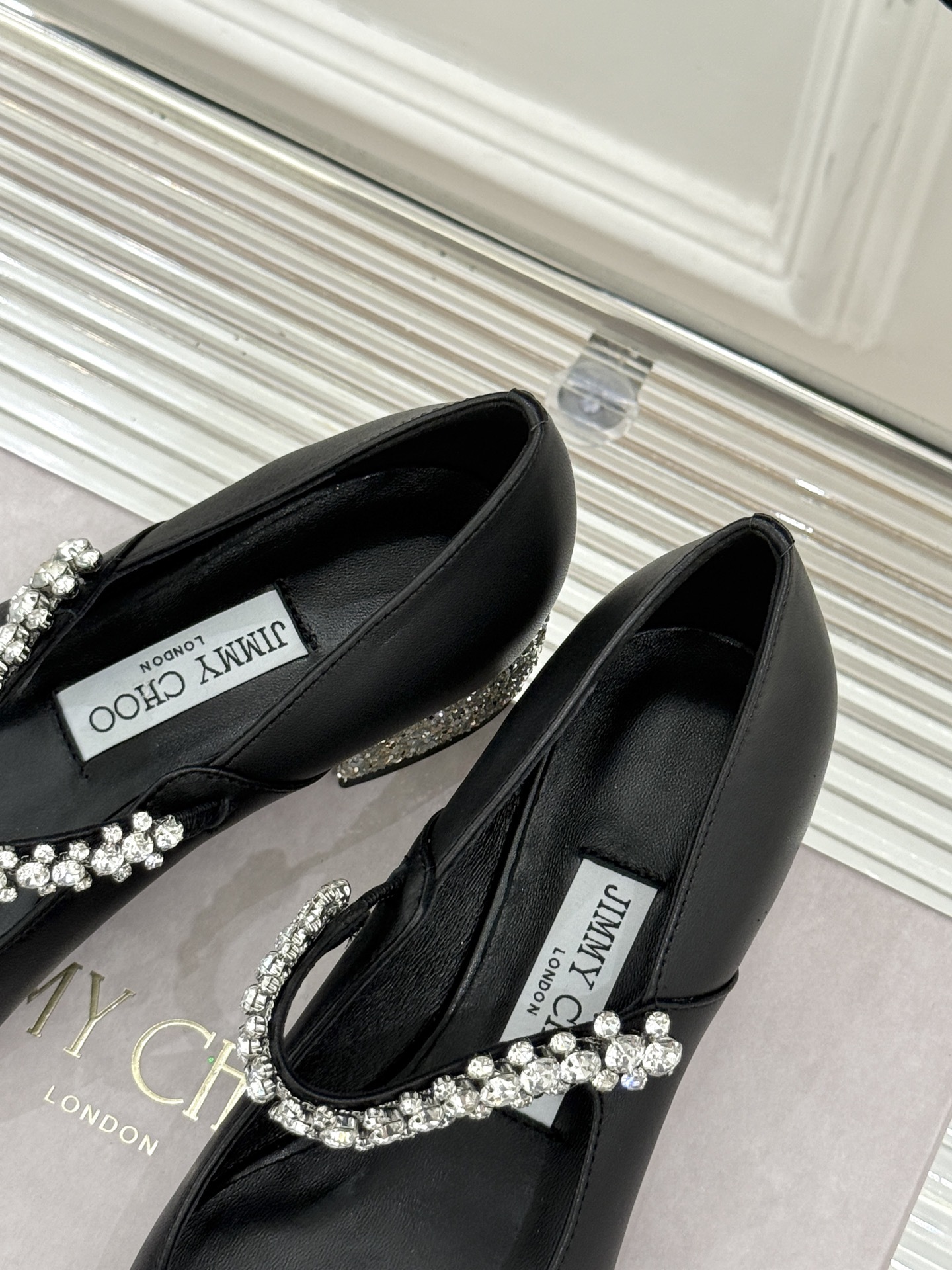 Jimmy Choo|周仰杰经典一字钻带玛丽珍鞋🔥
你衣柜里裙子最好的伴侣,相信我就佩服JC家的高