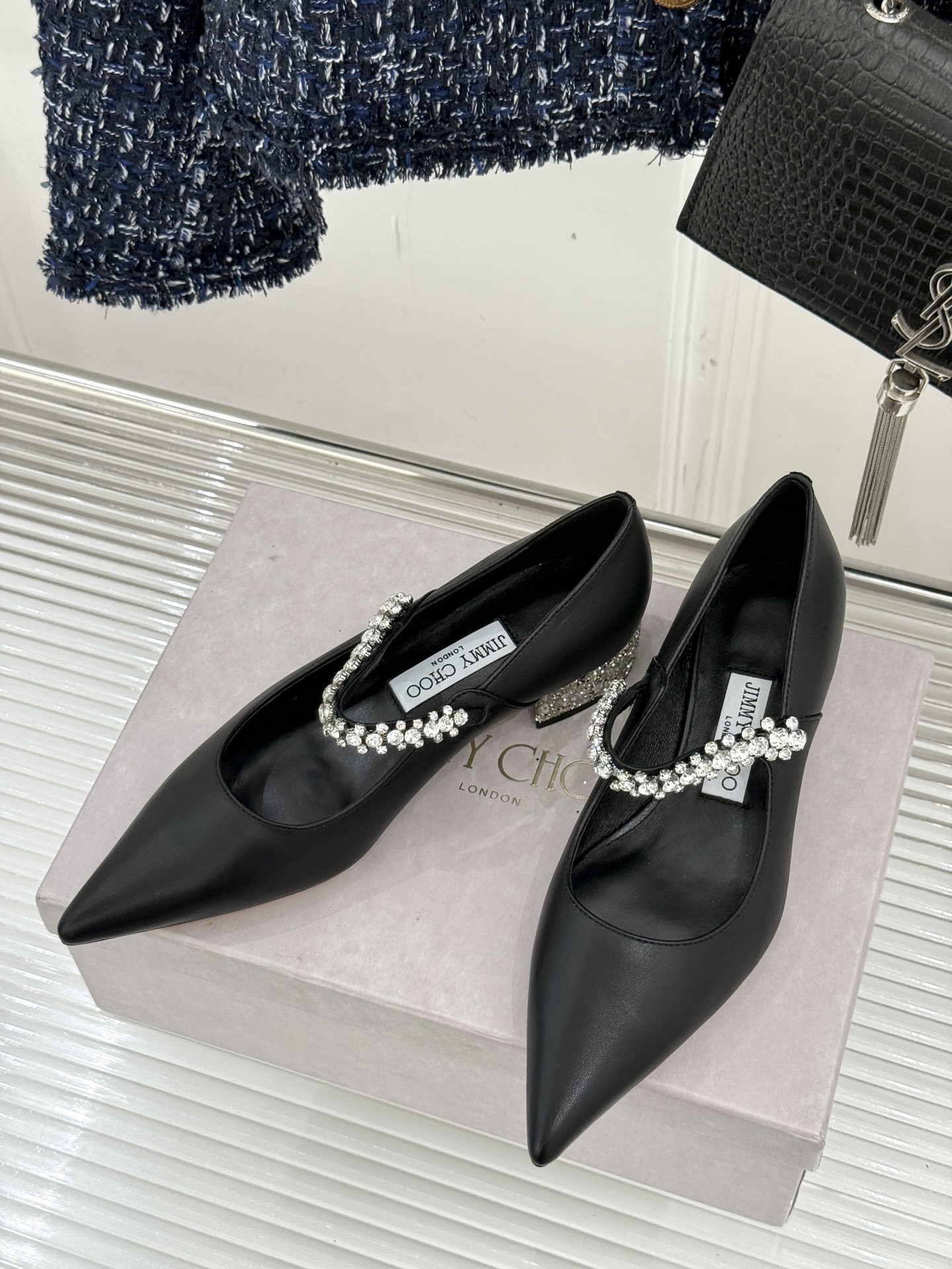 Jimmy Choo|周仰杰经典一字钻带玛丽珍鞋🔥
你衣柜里裙子最好的伴侣,相信我就佩服JC家的高