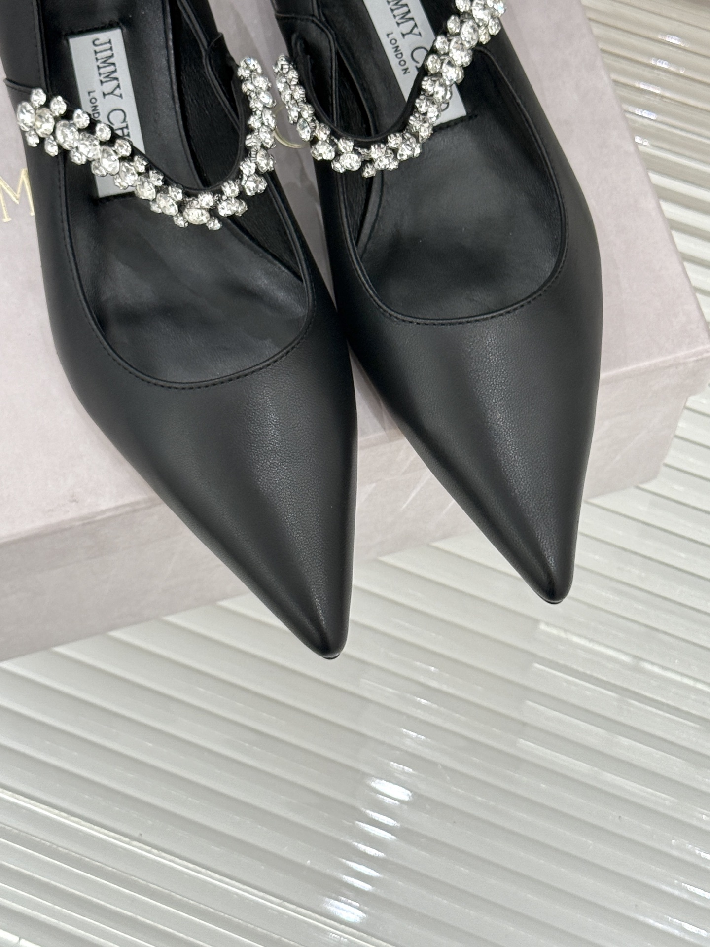 Jimmy Choo|周仰杰经典一字钻带玛丽珍鞋🔥
你衣柜里裙子最好的伴侣,相信我就佩服JC家的高