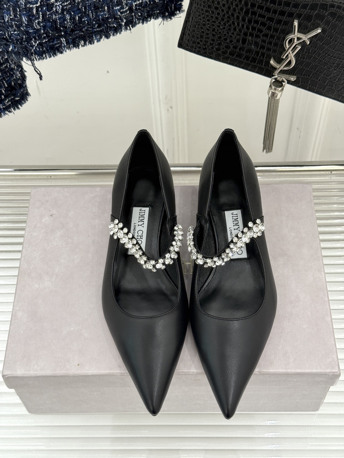 Jimmy Choo|周仰杰经典一字钻带玛丽珍鞋🔥
你衣柜里裙子最好的伴侣,相信我就佩服JC家的高