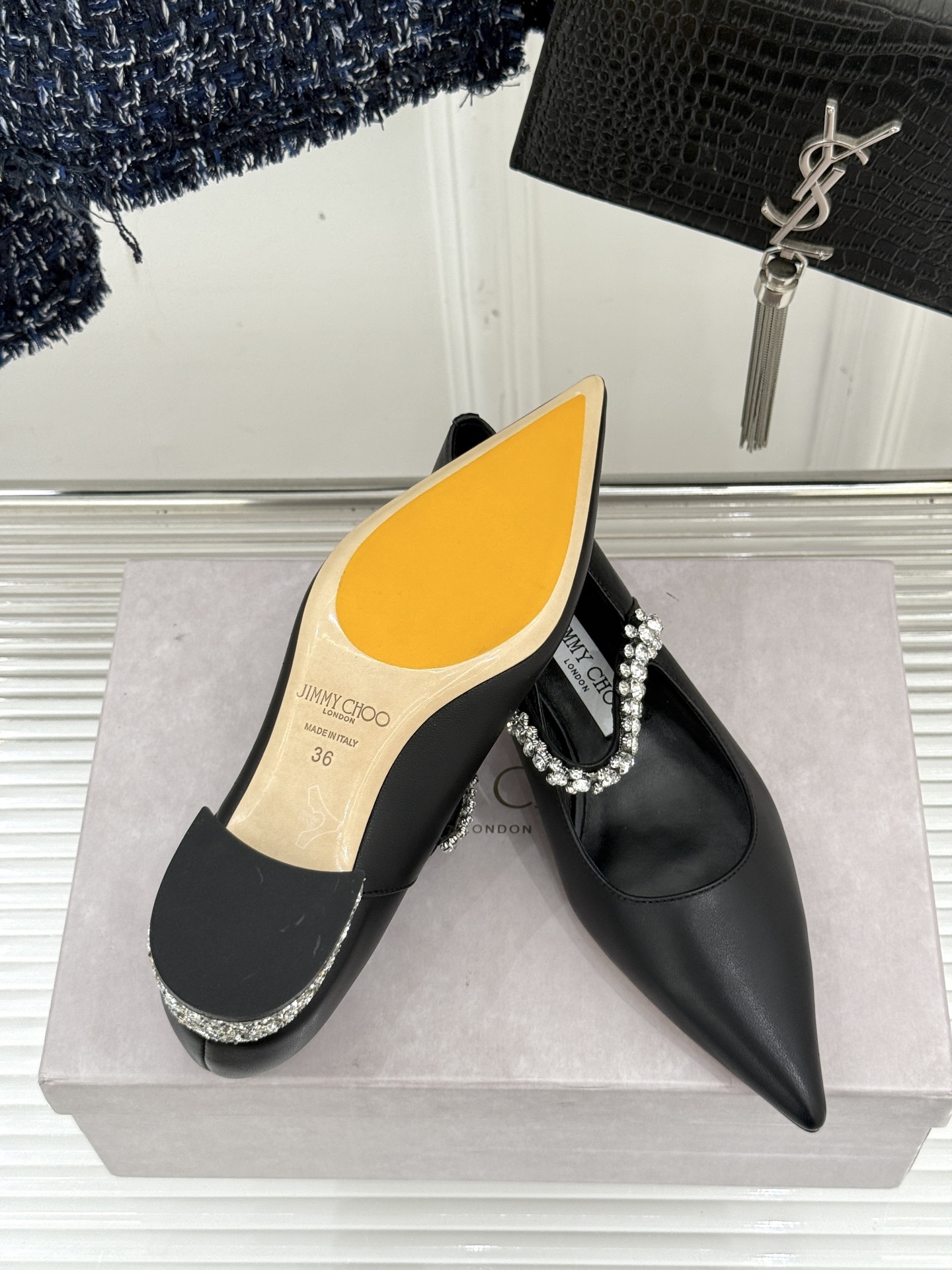 Jimmy Choo|周仰杰经典一字钻带玛丽珍鞋🔥
你衣柜里裙子最好的伴侣,相信我就佩服JC家的高