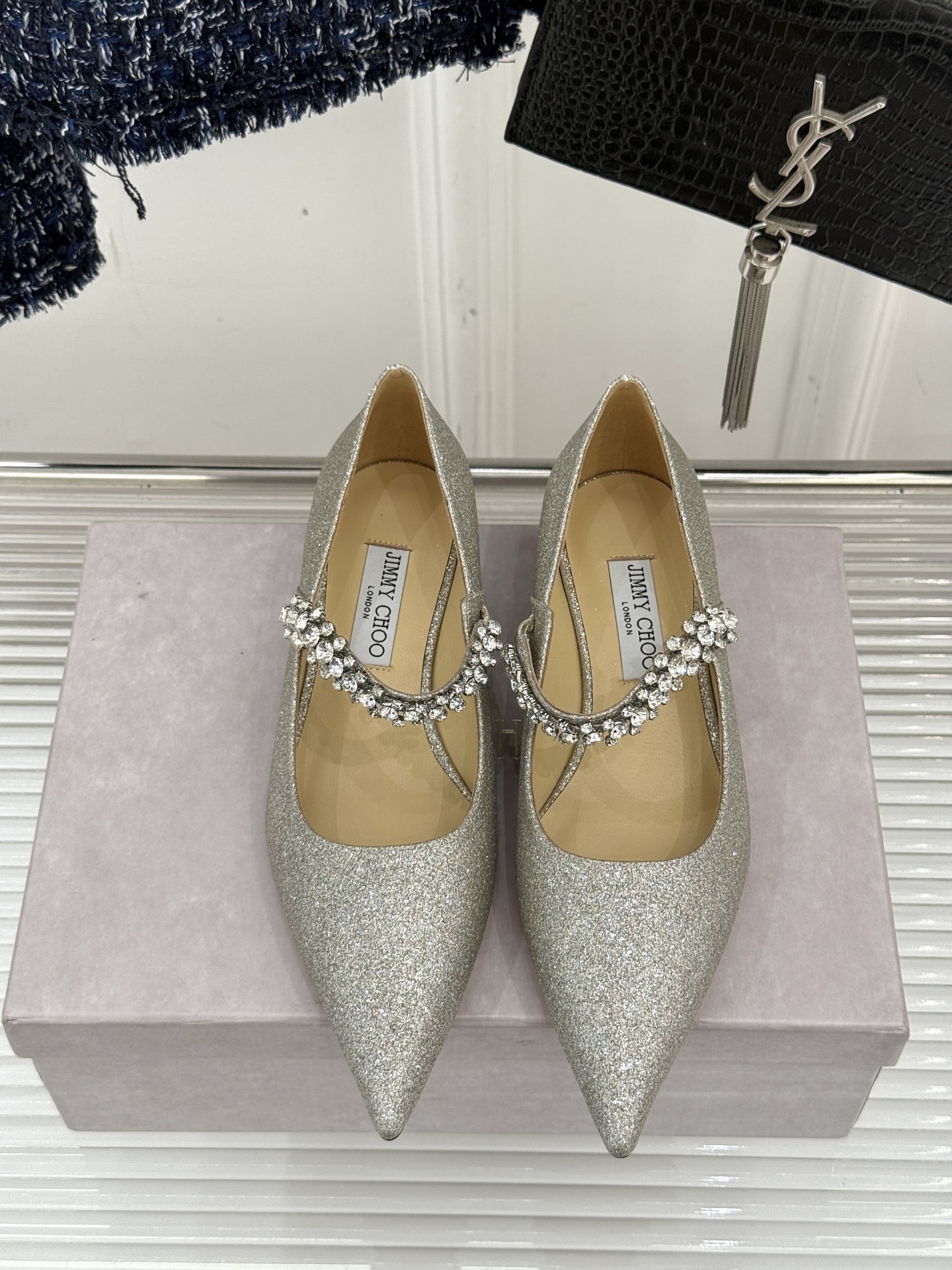 Jimmy Choo|周仰杰经典一字钻带玛丽珍鞋🔥
你衣柜里裙子最好的伴侣,相信我就佩服JC家的高