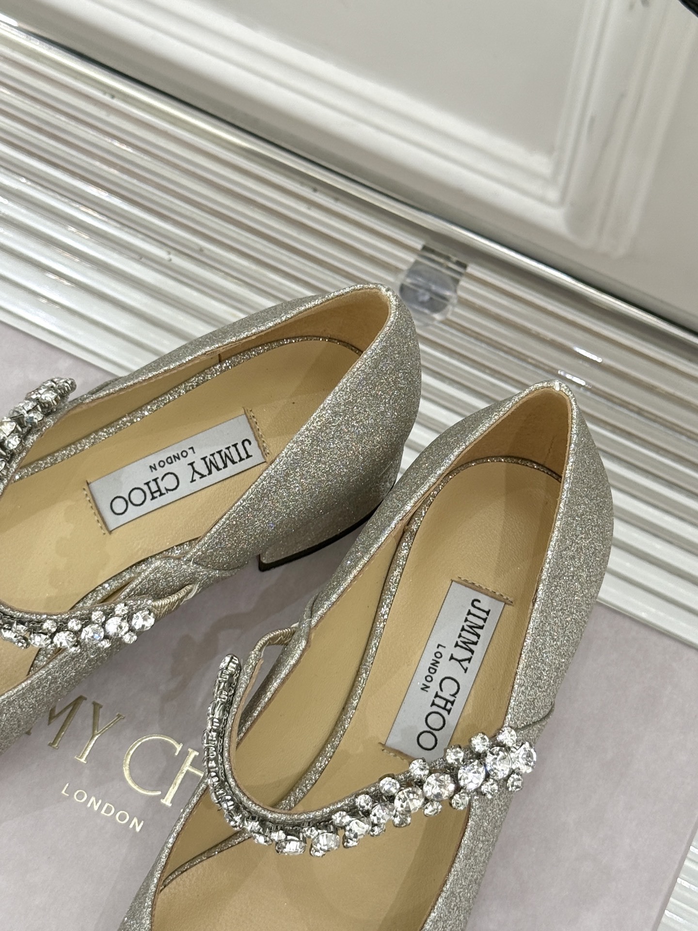 Jimmy Choo|周仰杰经典一字钻带玛丽珍鞋🔥
你衣柜里裙子最好的伴侣,相信我就佩服JC家的高