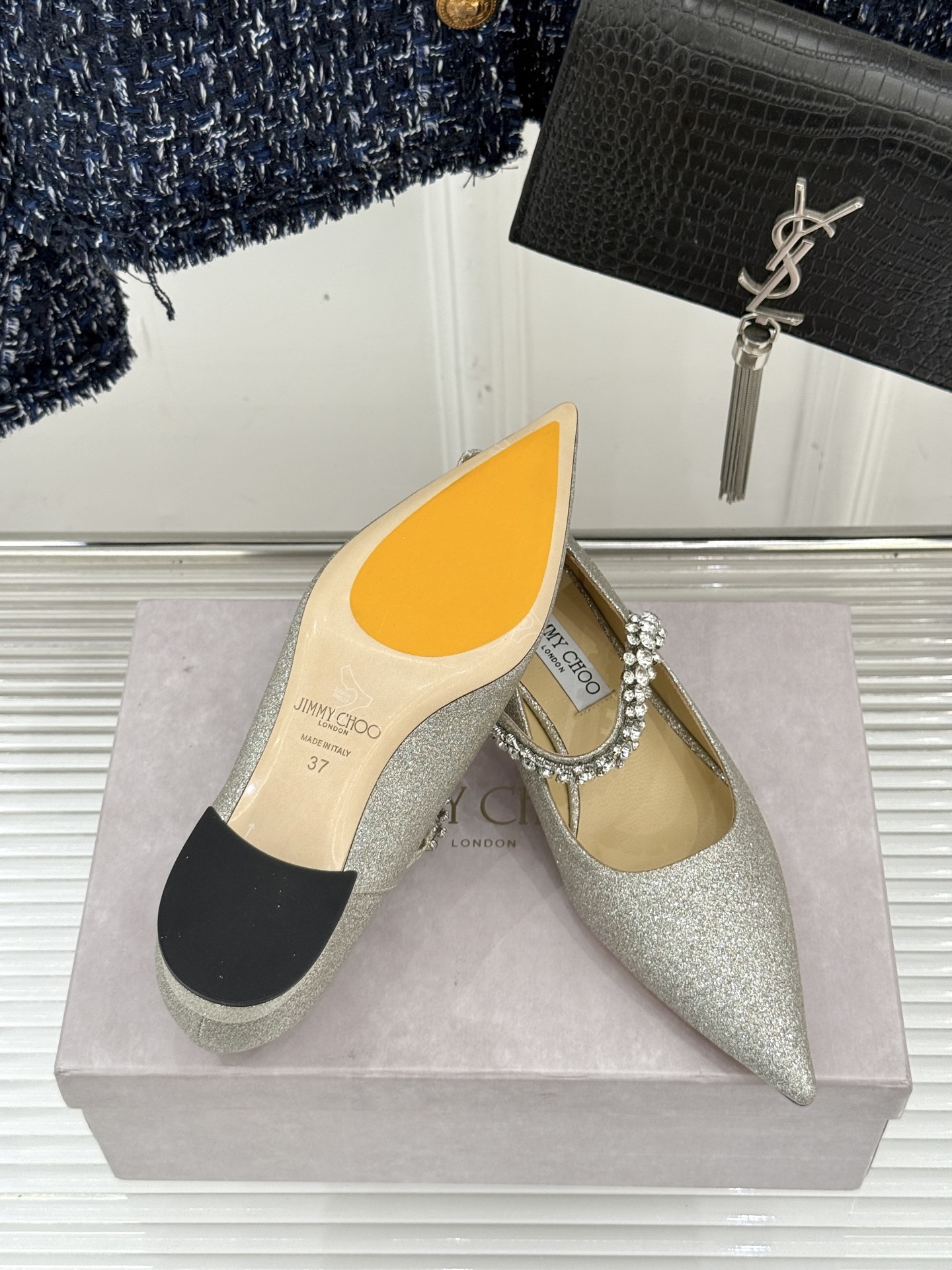 Jimmy Choo|周仰杰经典一字钻带玛丽珍鞋🔥
你衣柜里裙子最好的伴侣,相信我就佩服JC家的高
